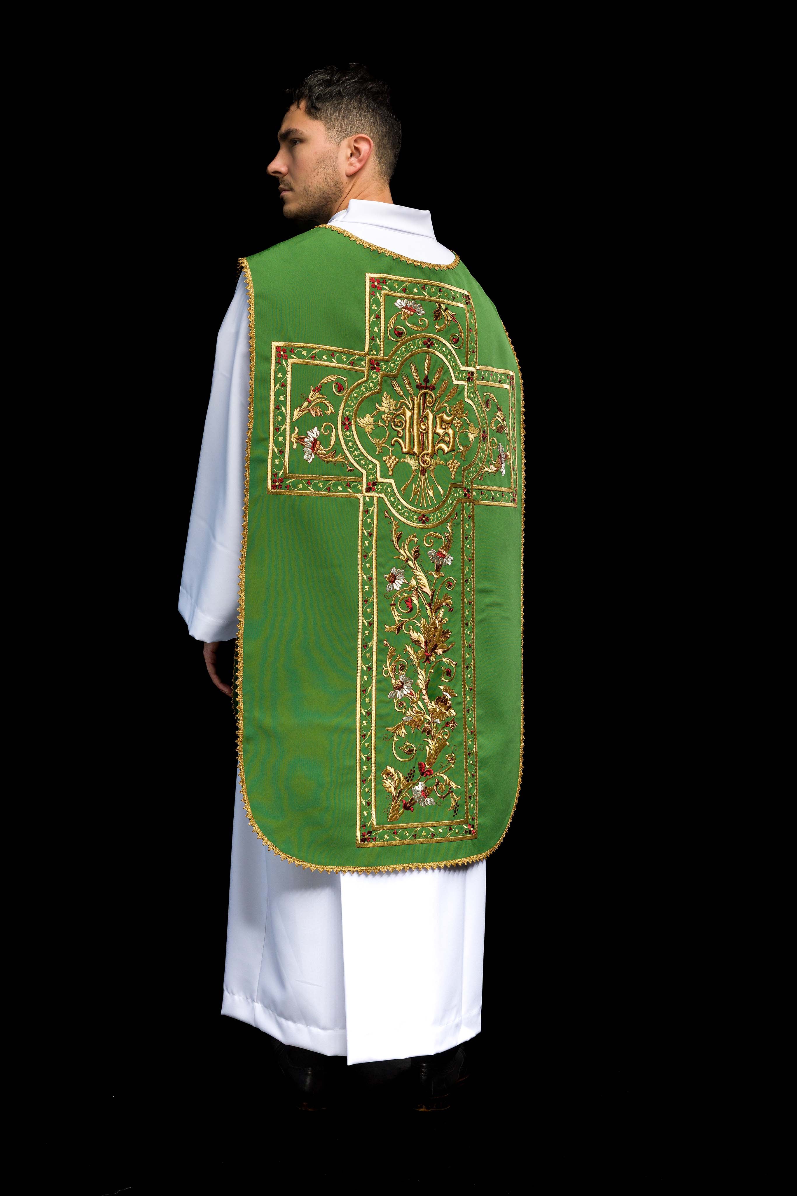 Chasuble romaine verte brodée d'un motif IHS