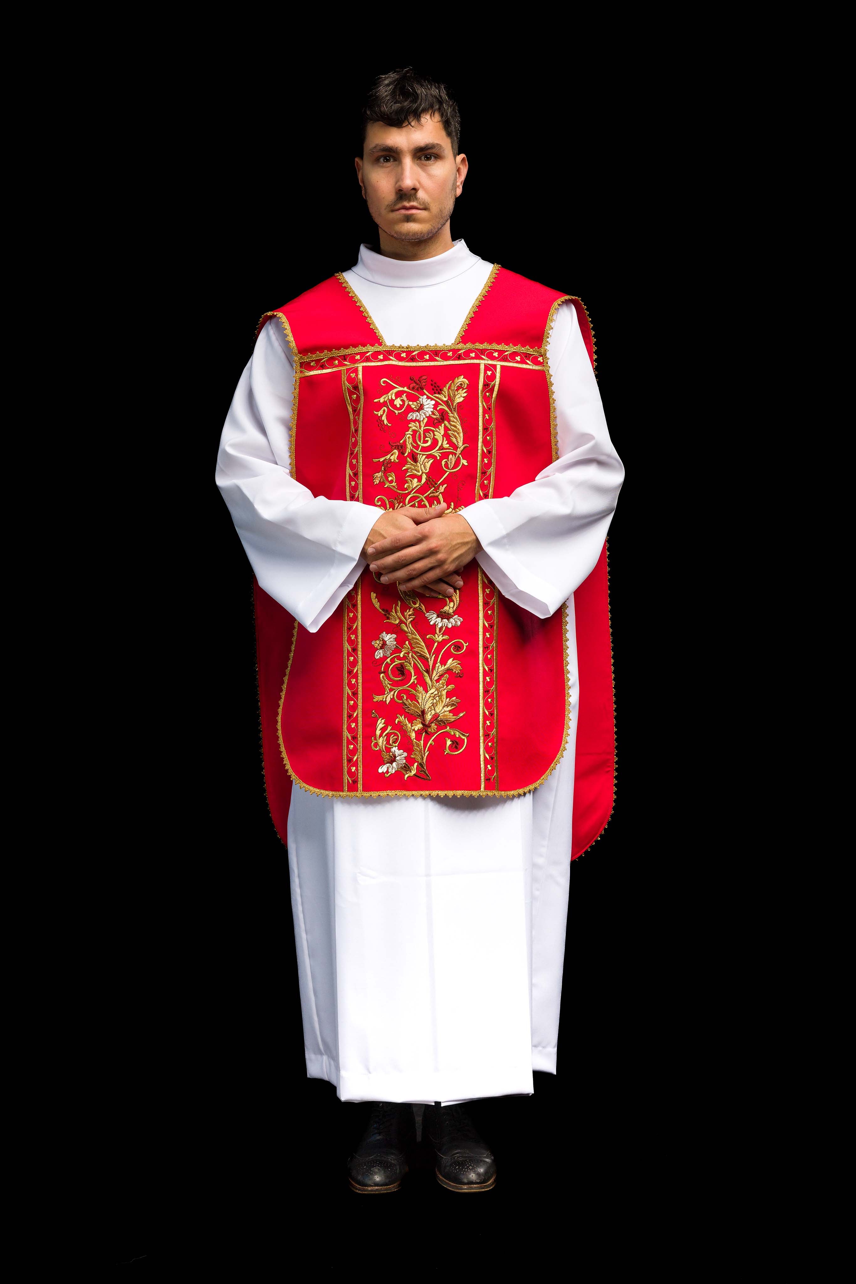 Chasuble romaine rouge brodée d'un motif IHS