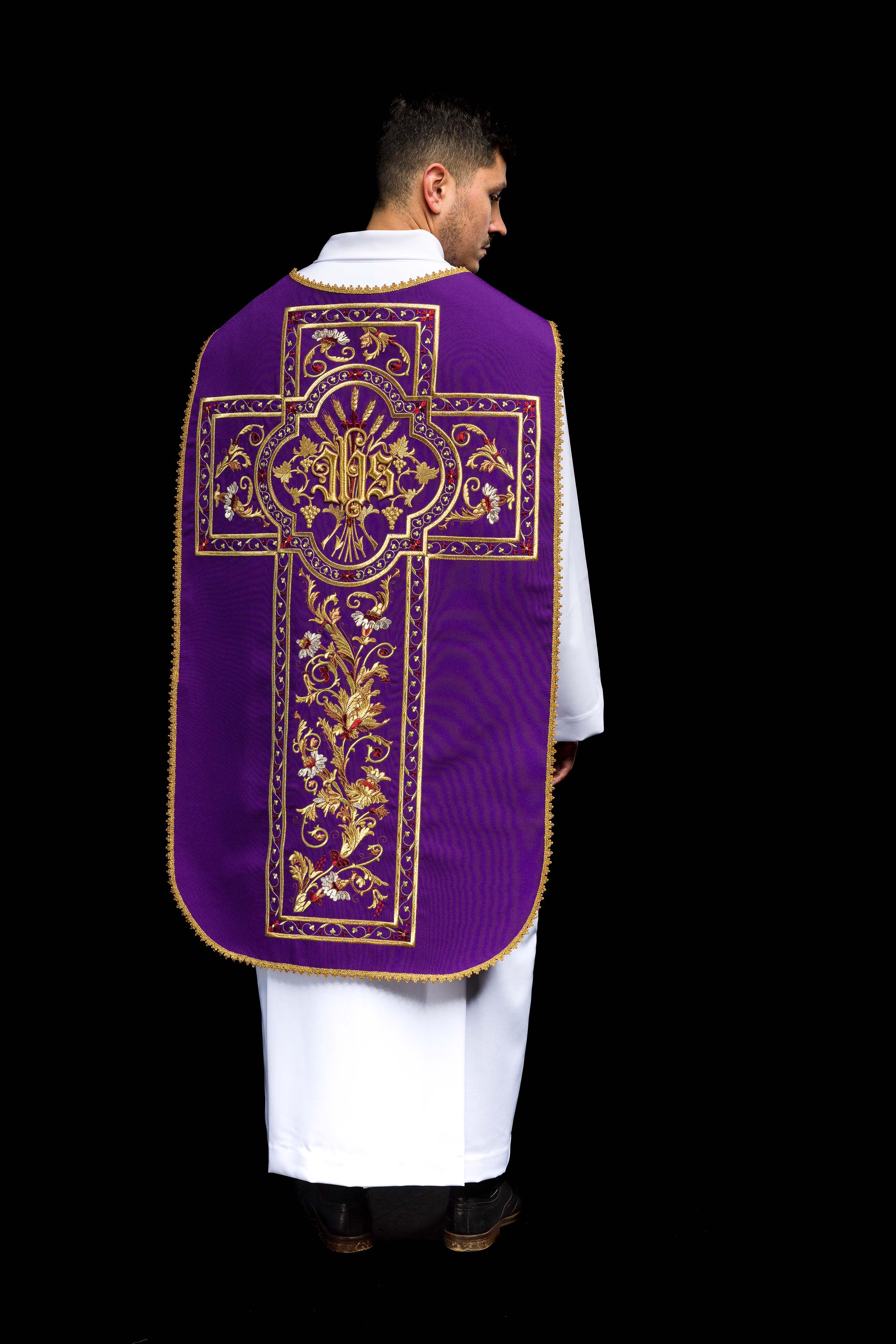 Chasuble romaine violette brodée d'un motif IHS