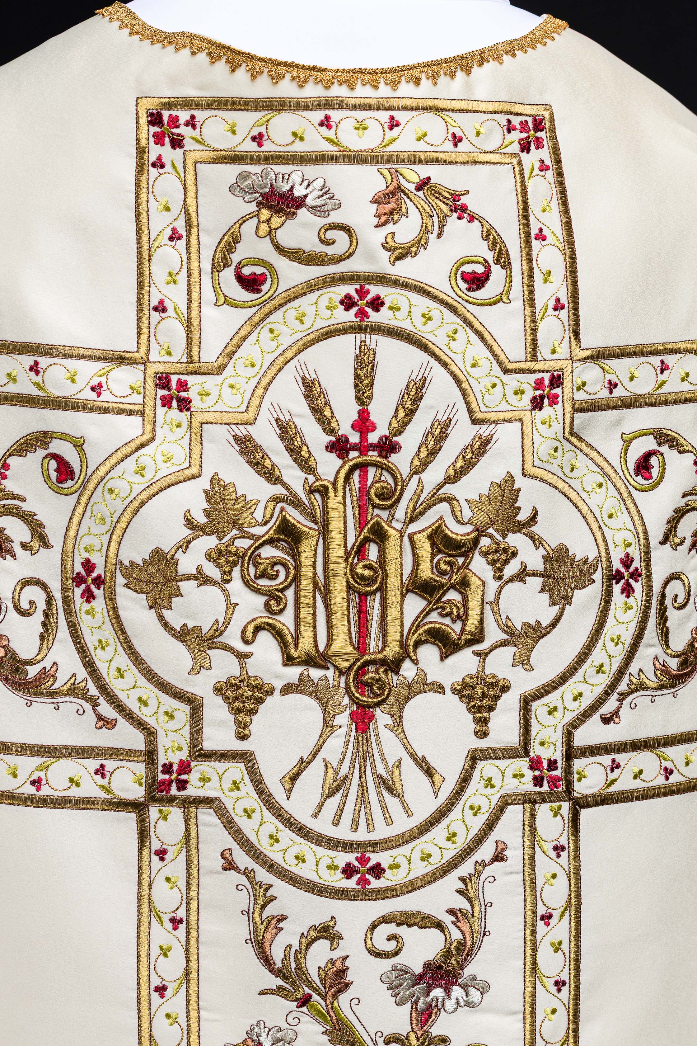 Chasuble romaine brodée d'un motif IHS