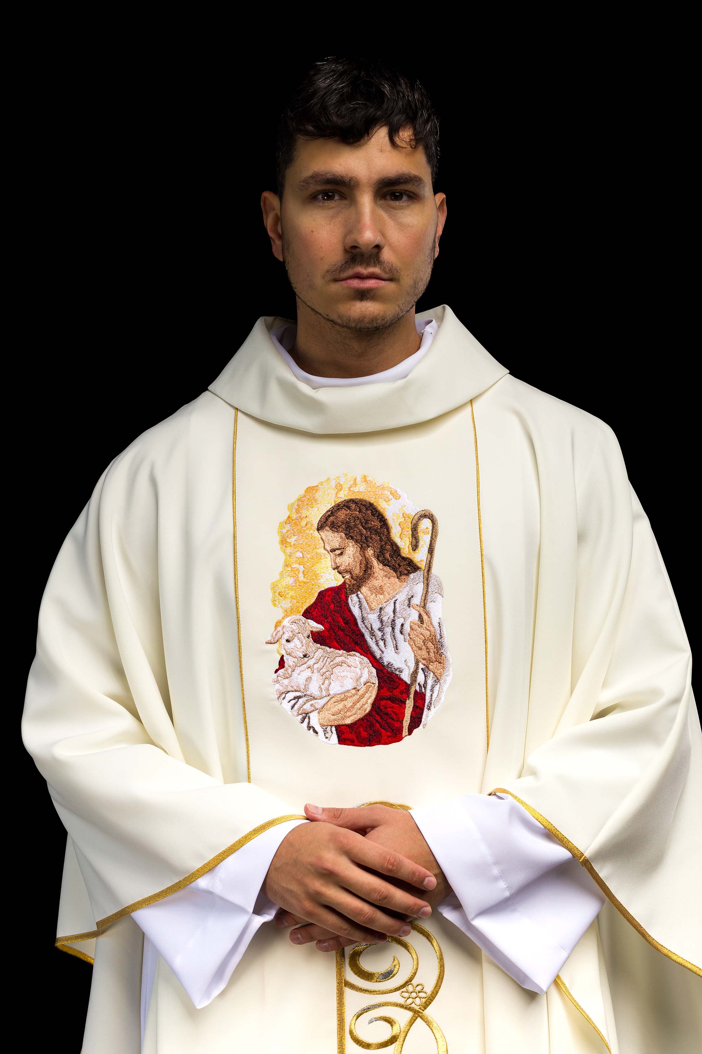 Chasuble élégante en écru avec l'image de Jésus le Bon Pasteur