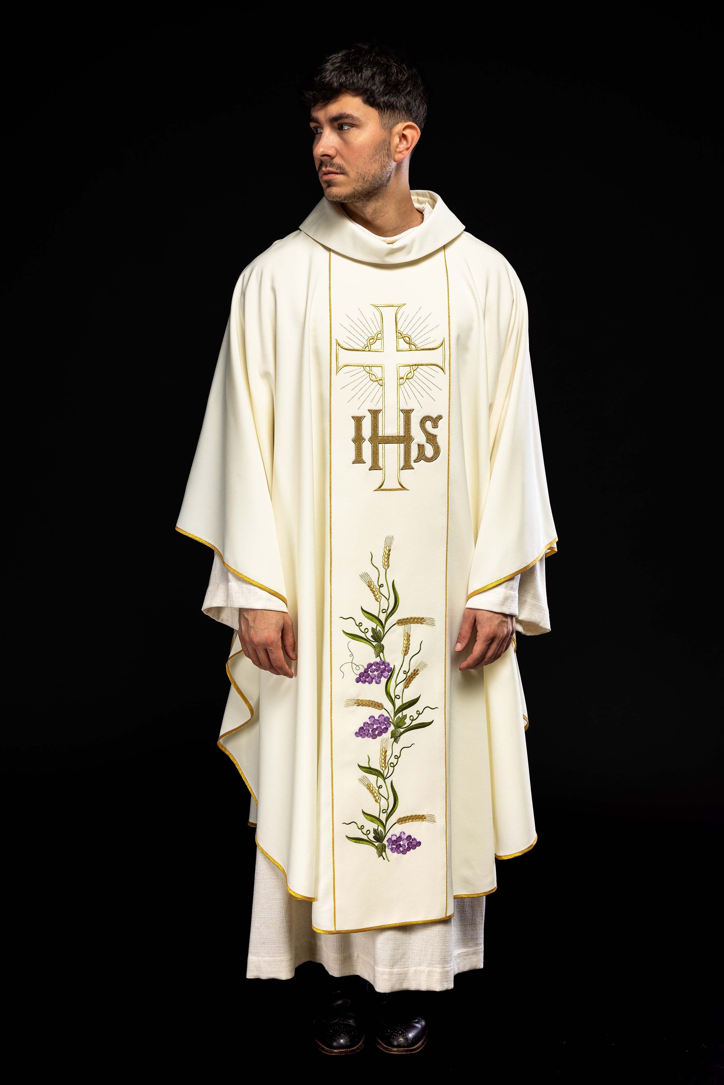 Chasuble avec ceinture IHS décorée de raisins et d'oreilles et passepoil doré
