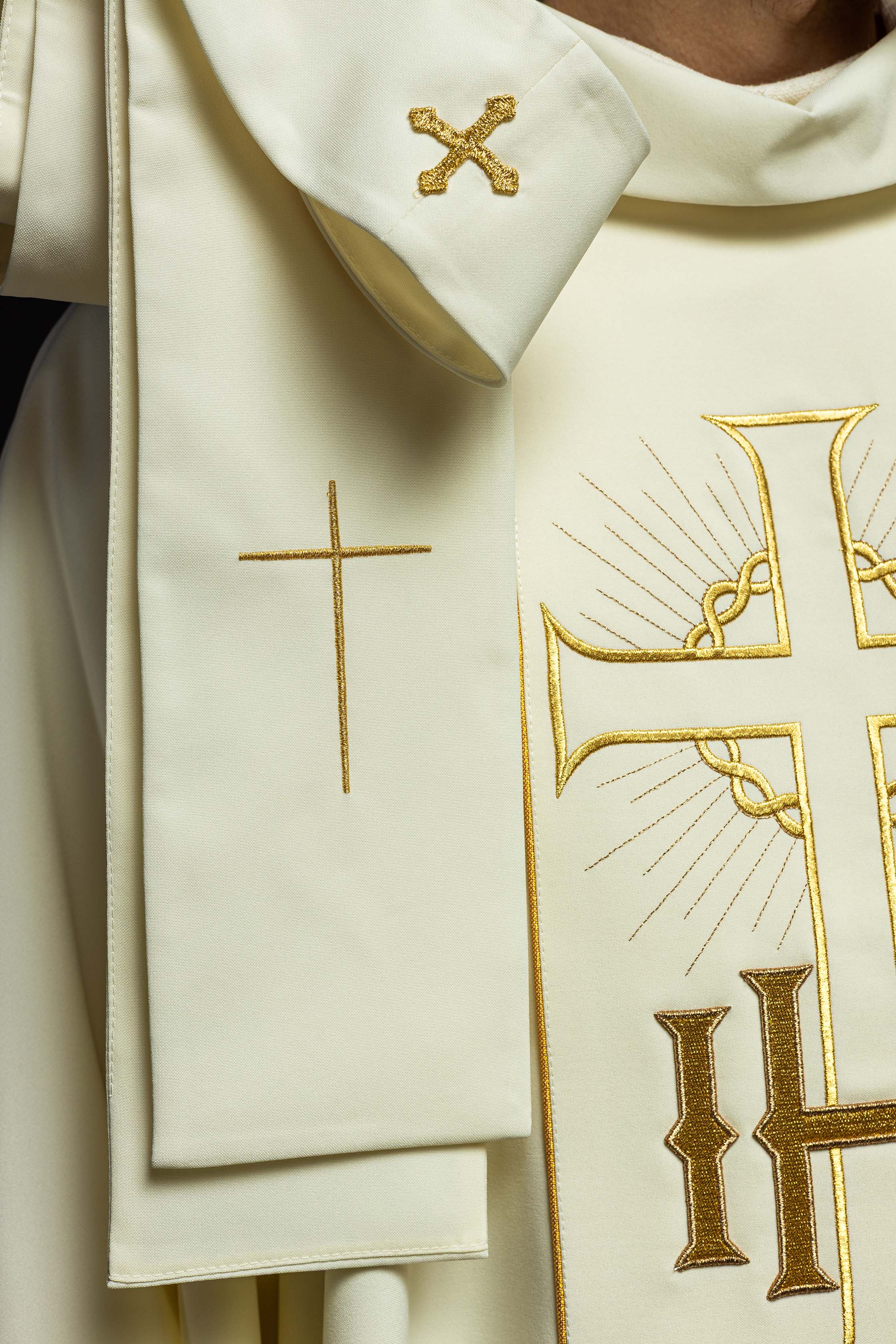 Chasuble avec ceinture IHS décorée de raisins et d'oreilles et passepoil doré