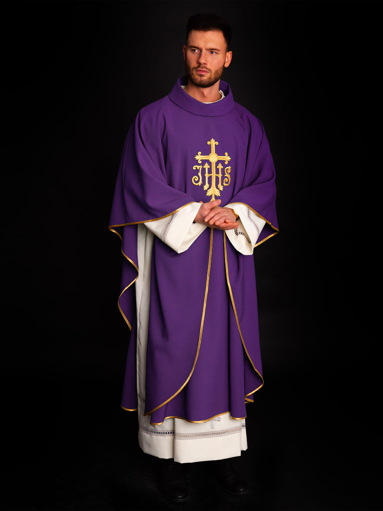 Chasuble brodée en violet avec croix et JHS