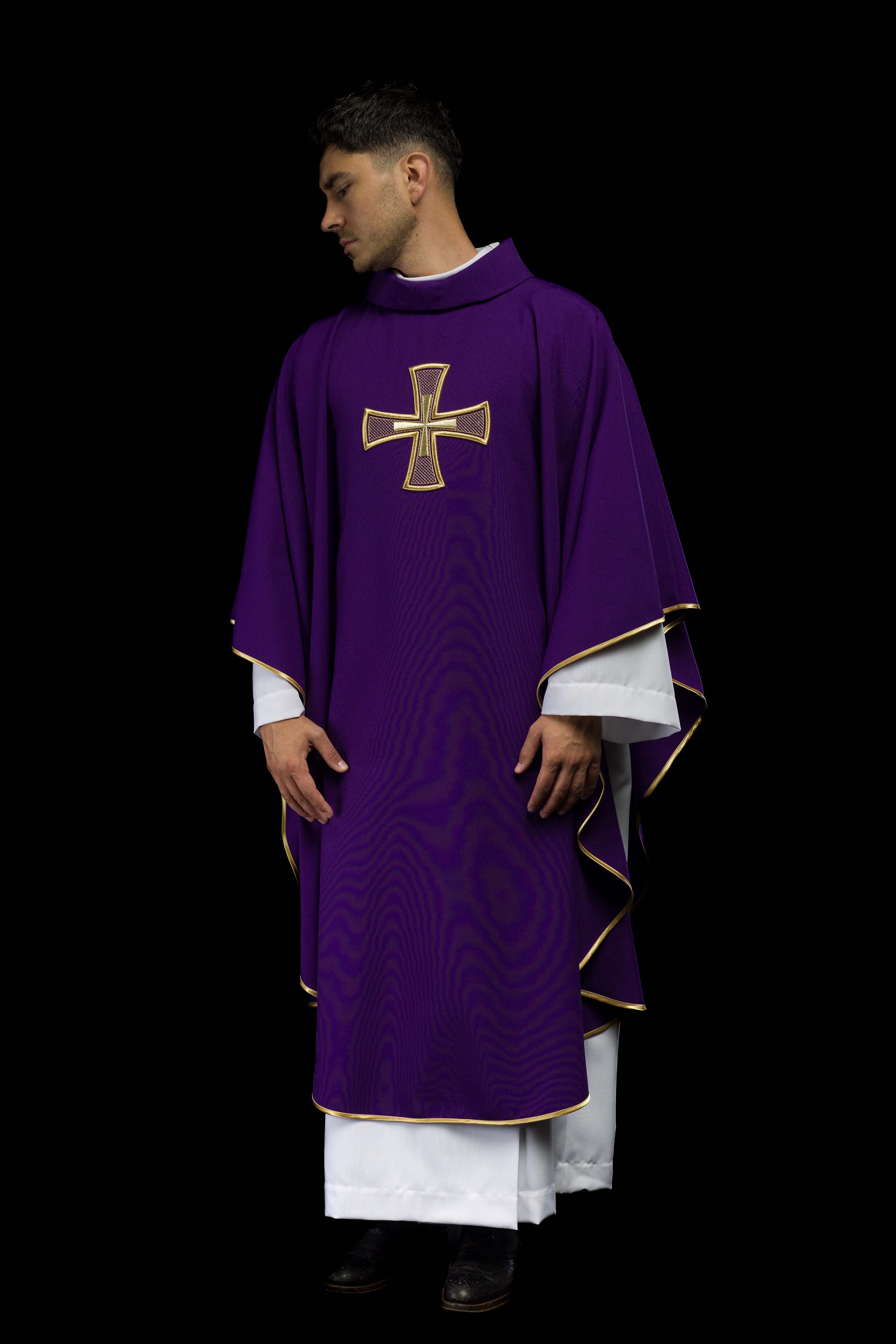 Chasuble brodée IHS Violet