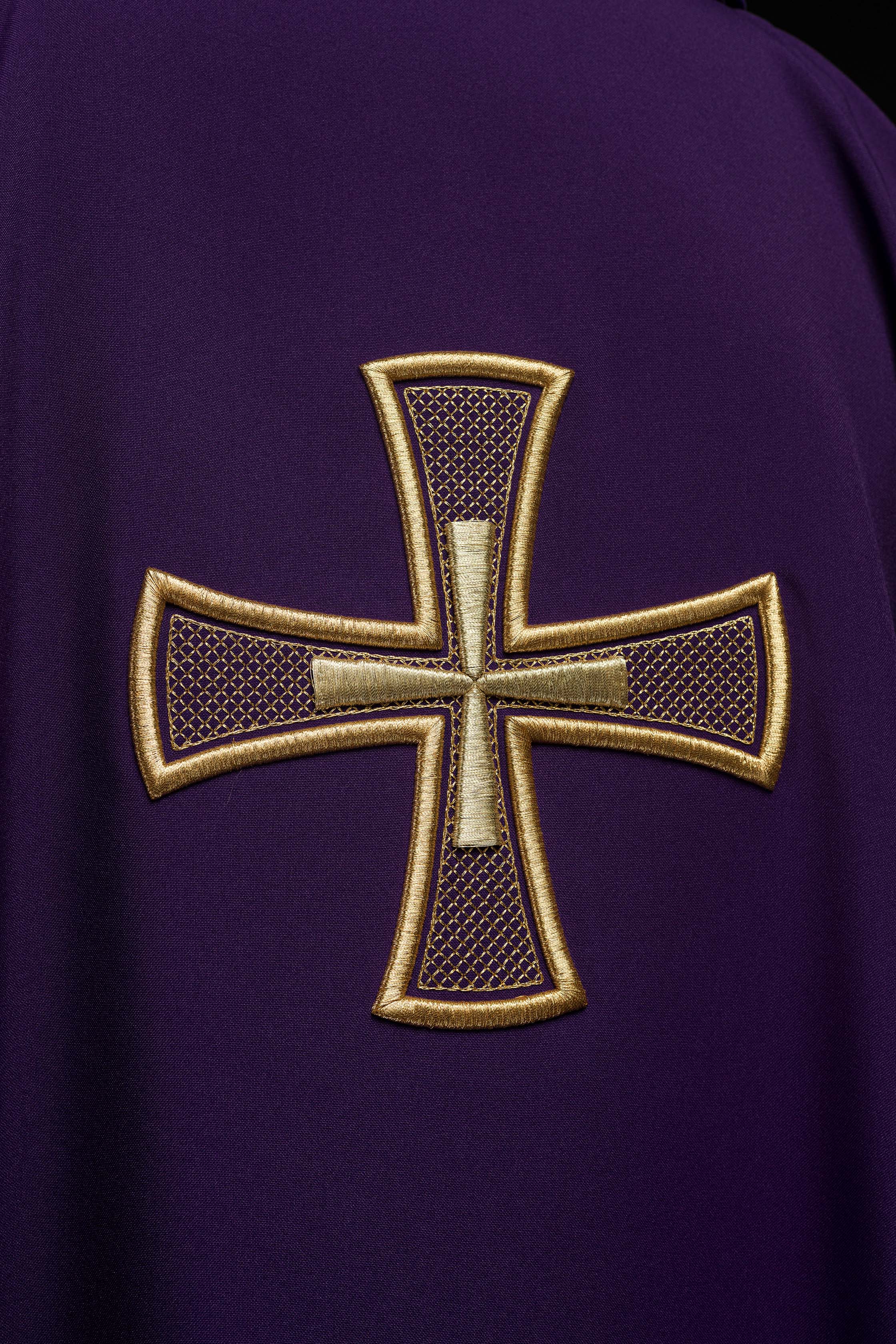 Chasuble brodée IHS Violet