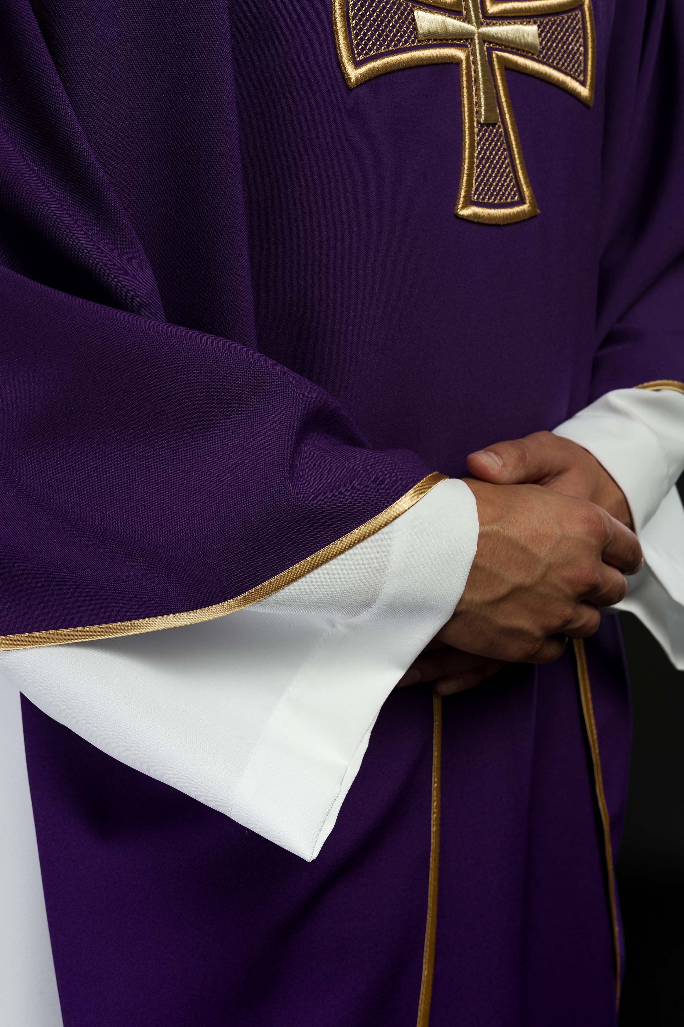 Chasuble brodée IHS Violet