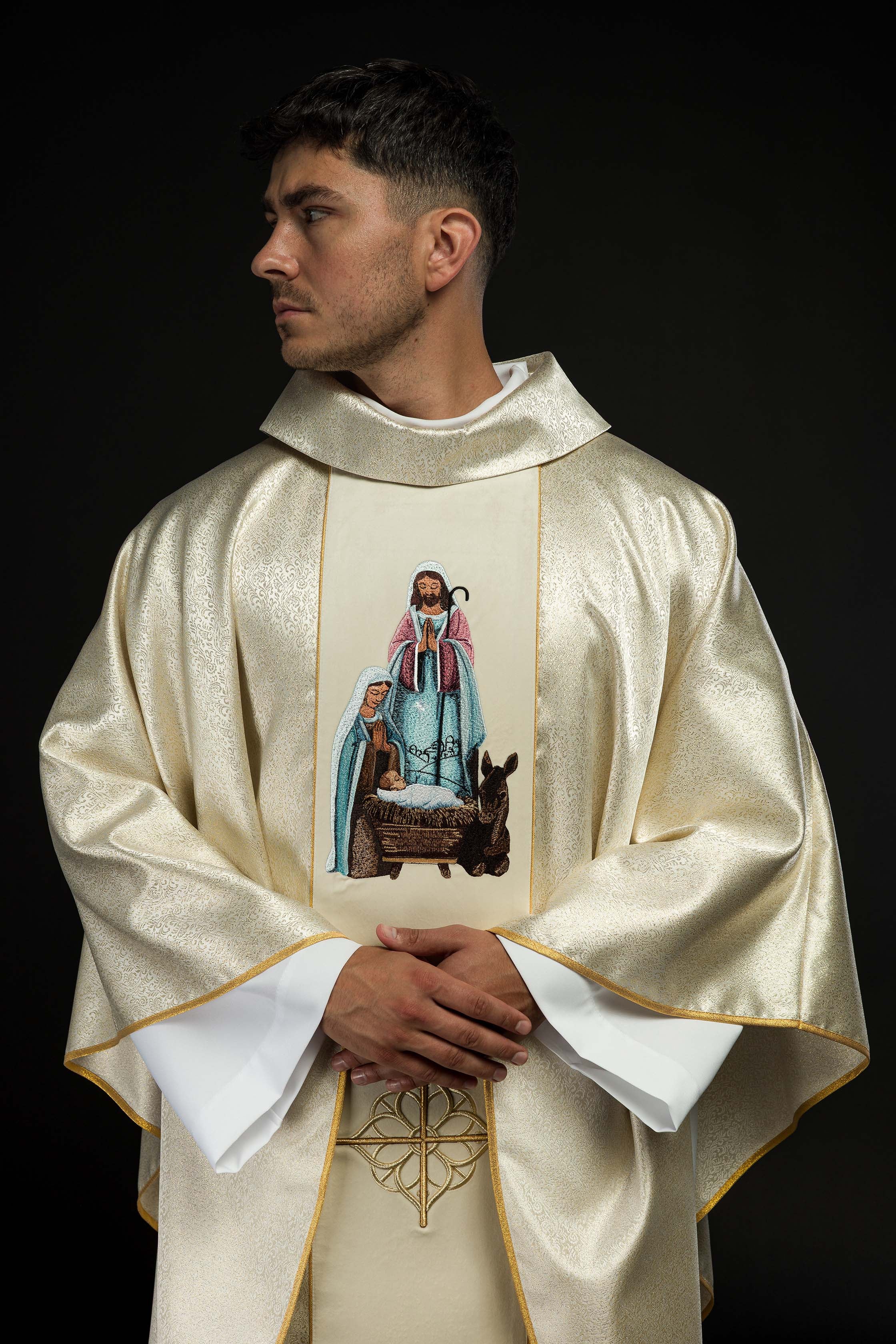 Chasuble brodée avec l'image de la Sainte Famille sur tissu doré