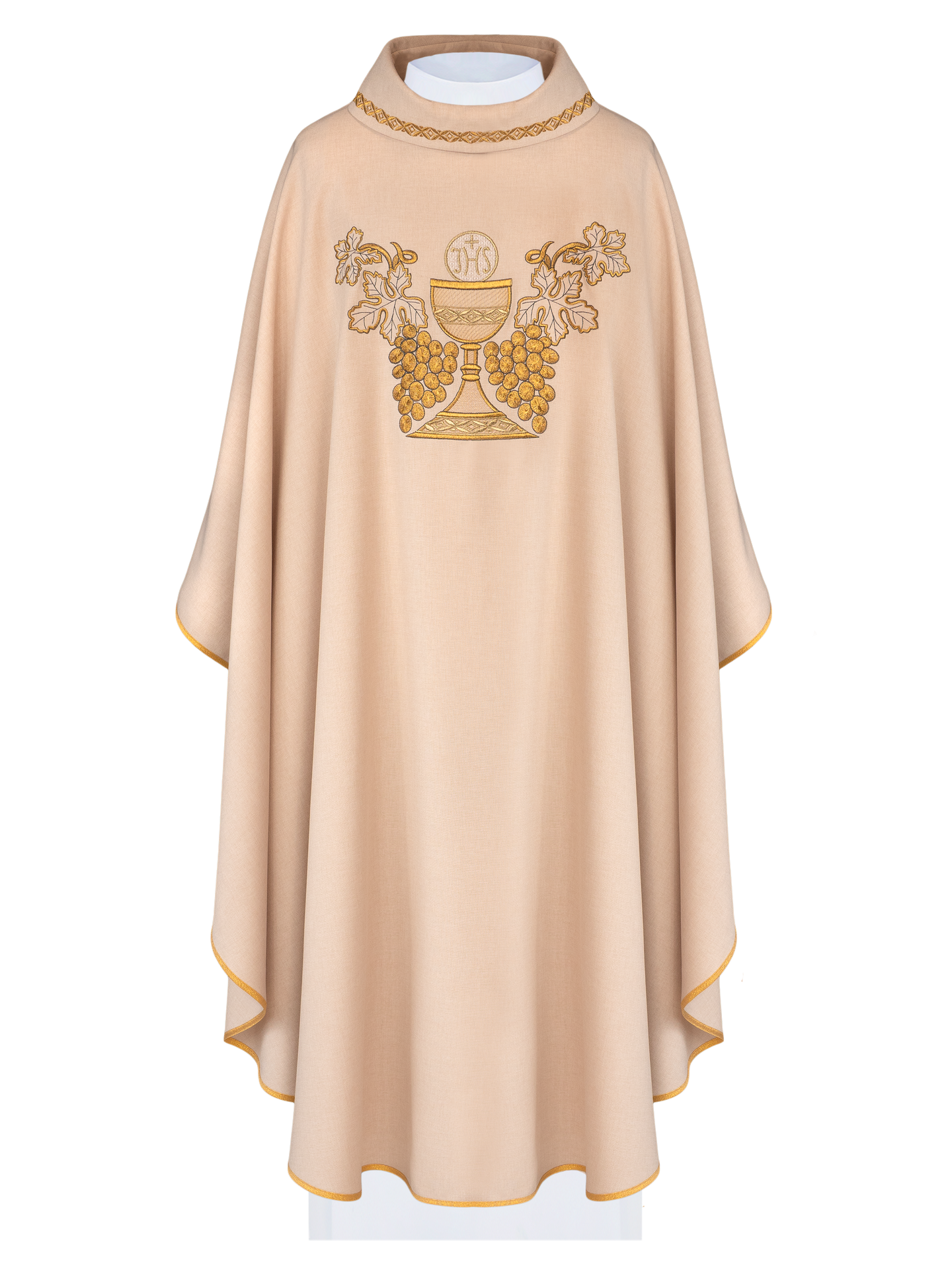Chasuble écrue brodée avec calice et grappes de raisin