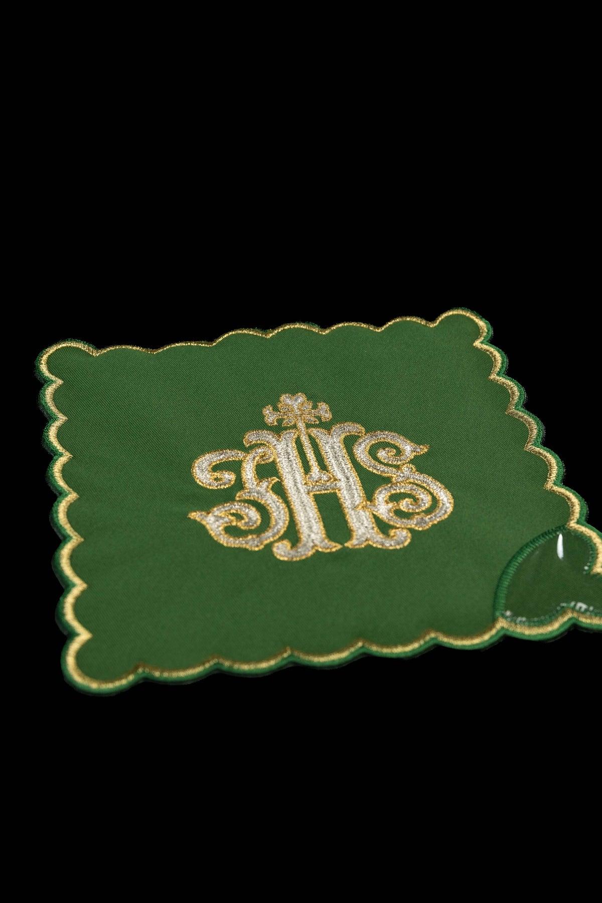 Pale de calice verte, vue rapprochée, avec motif IHS brodé argent et or