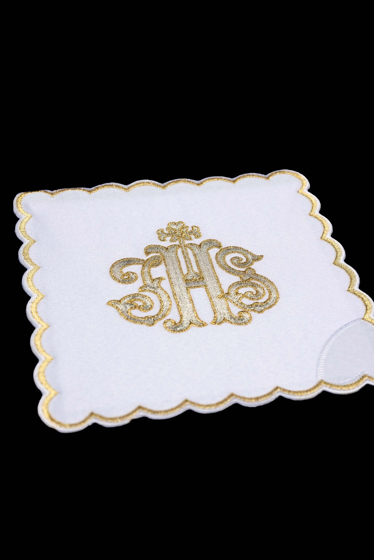 Pale de calice blanche, vue rapprochée, avec motif IHS brodé argent et or