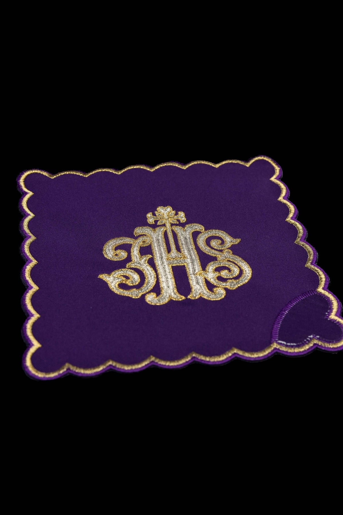 Pale de calice violette, vue rapprochée, avec motif IHS brodé argent et or