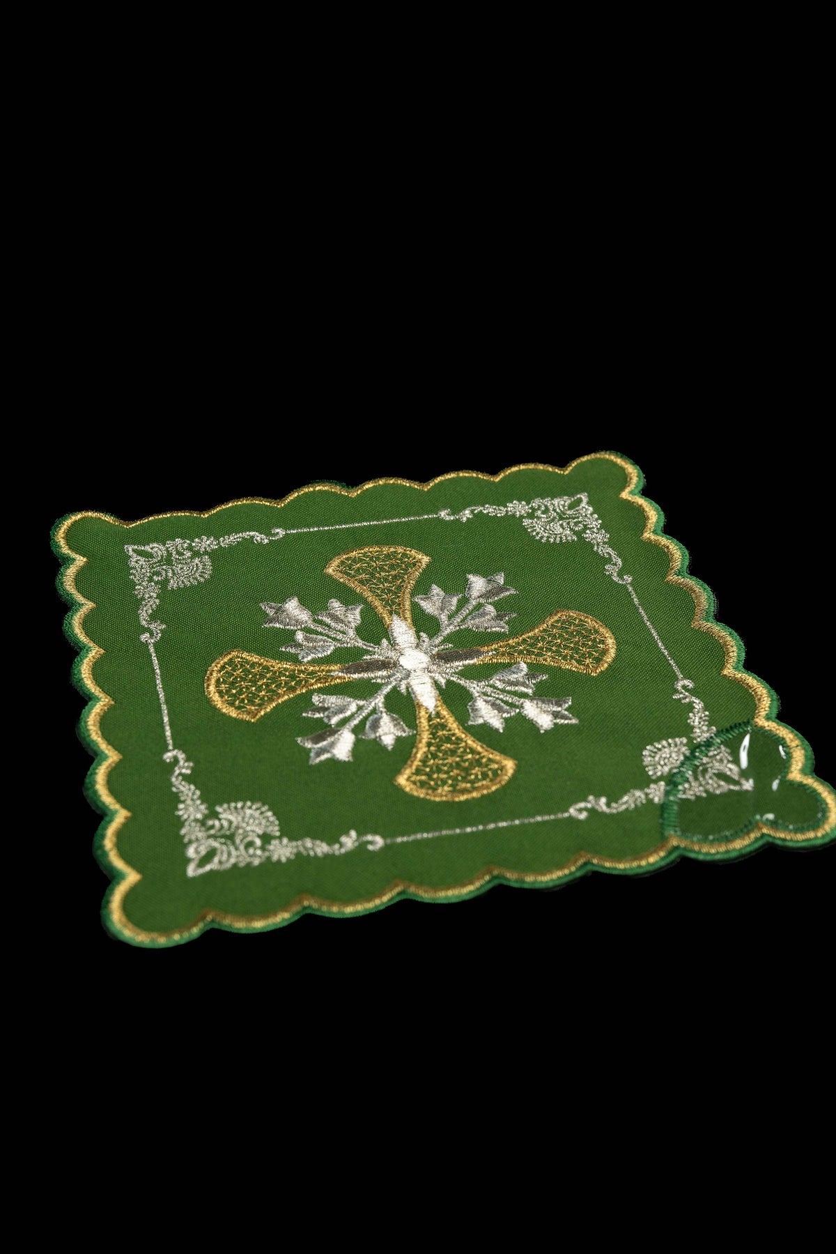 Ensemble de quatre pales de calice avec croix brodée et ornements floraux