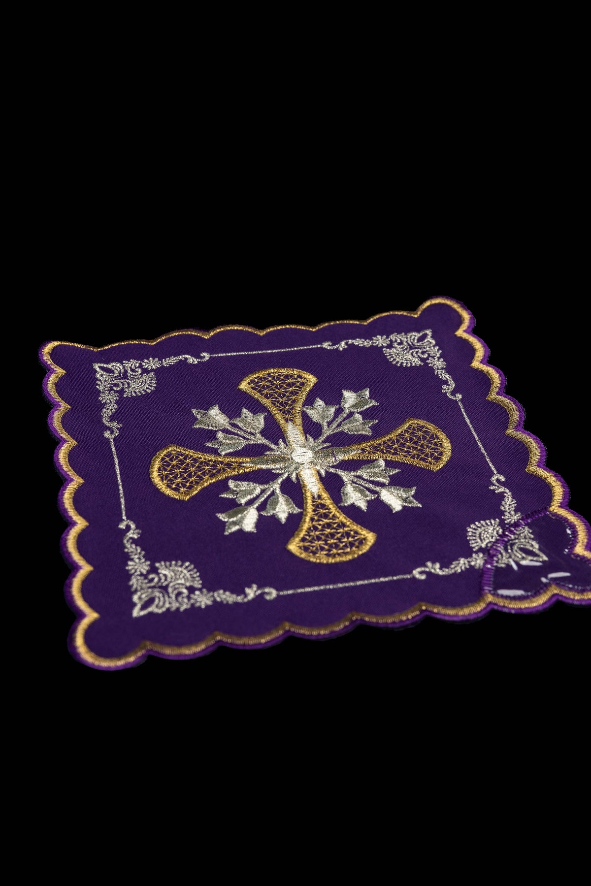 Ensemble de quatre pales de calice avec croix brodée et ornements floraux
