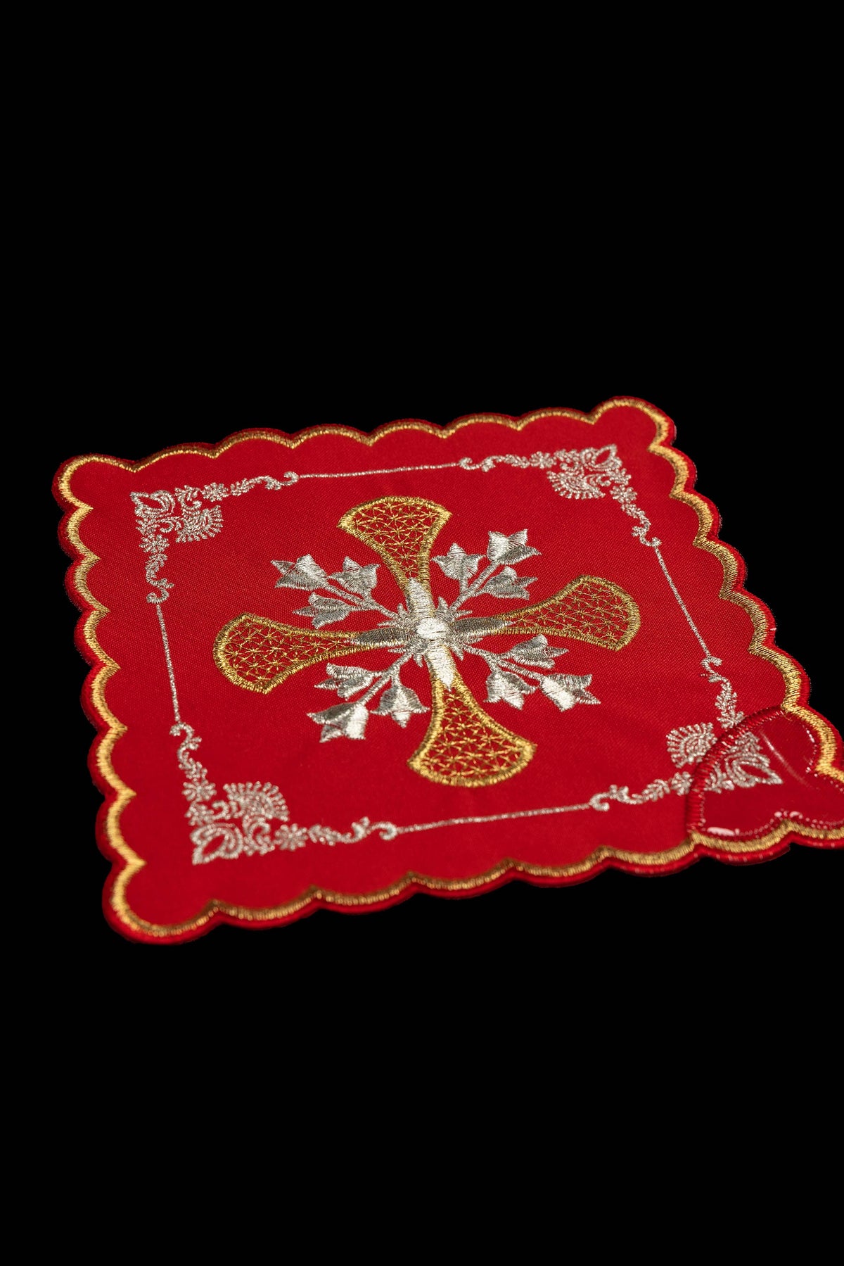 Ensemble de quatre pales de calice avec croix brodée et ornements floraux