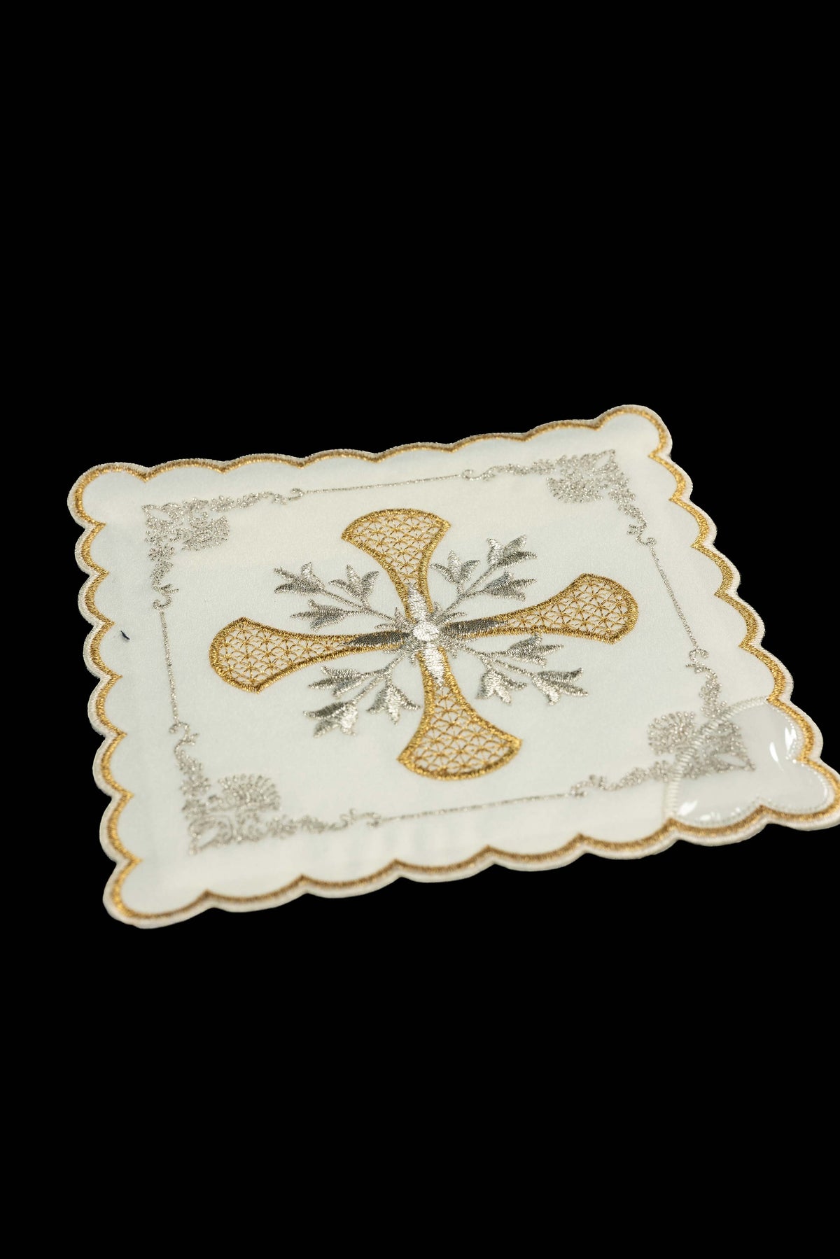 Ensemble de quatre pales de calice avec croix brodée et ornements floraux