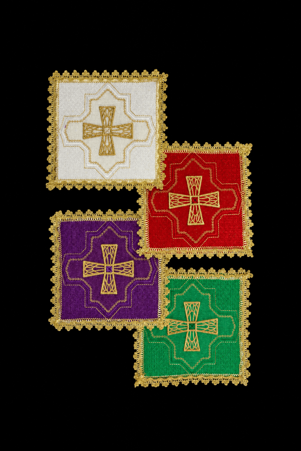 Ensemble de quatre pales de calice avec croix brodée et galon doré, vue d’ensemble multicolore