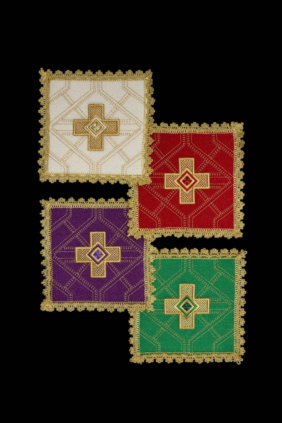 Ensemble de quatre pales de calice avec motif de croix brodé et galon doré, en blanc, rouge, violet et vert