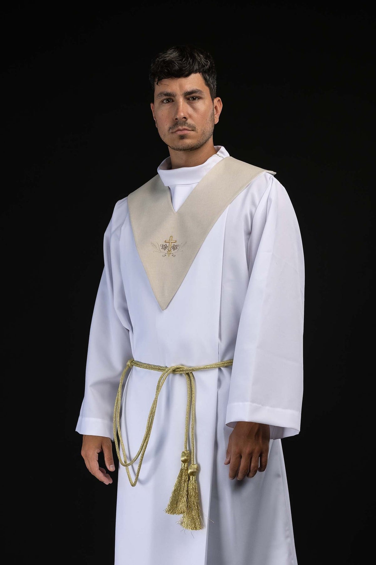 Pallium de lecteur écru brodé d’une croix dorée