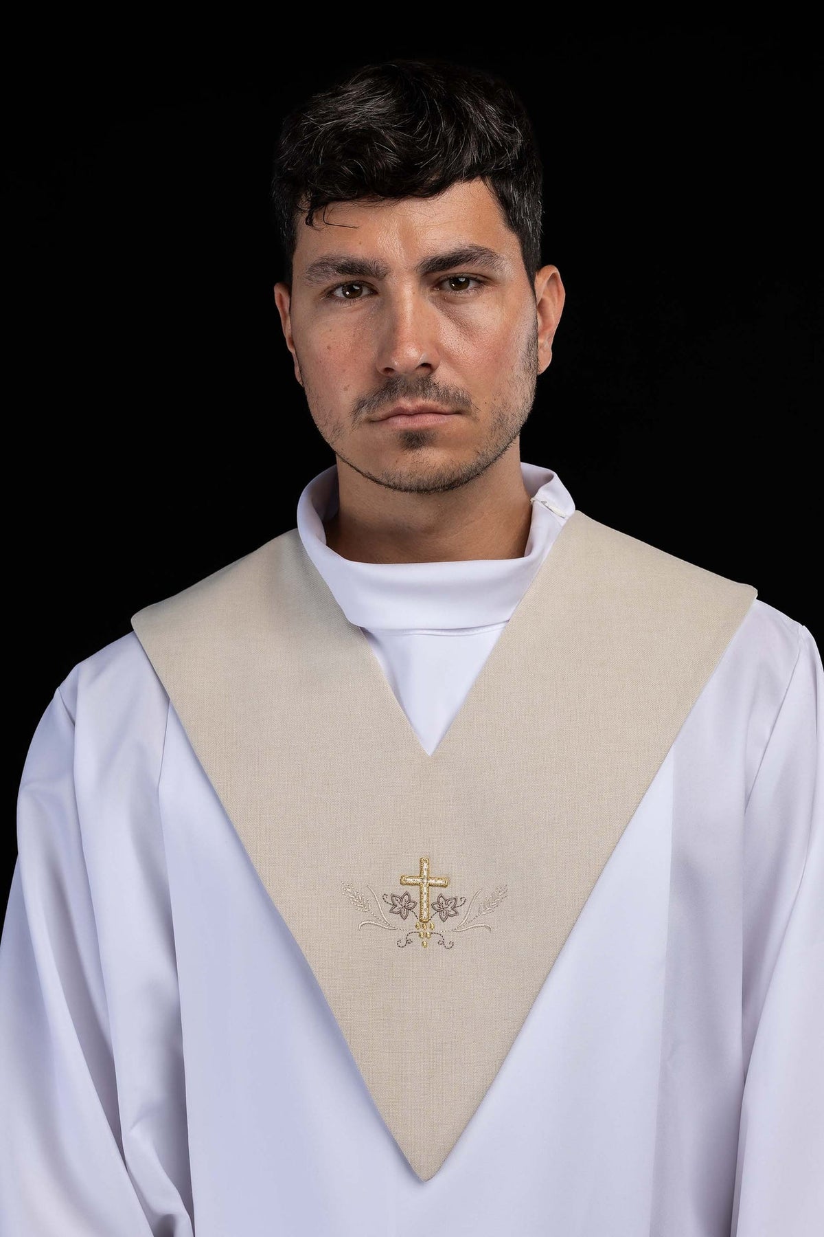 Pallium de lecteur écru brodé d’une croix dorée