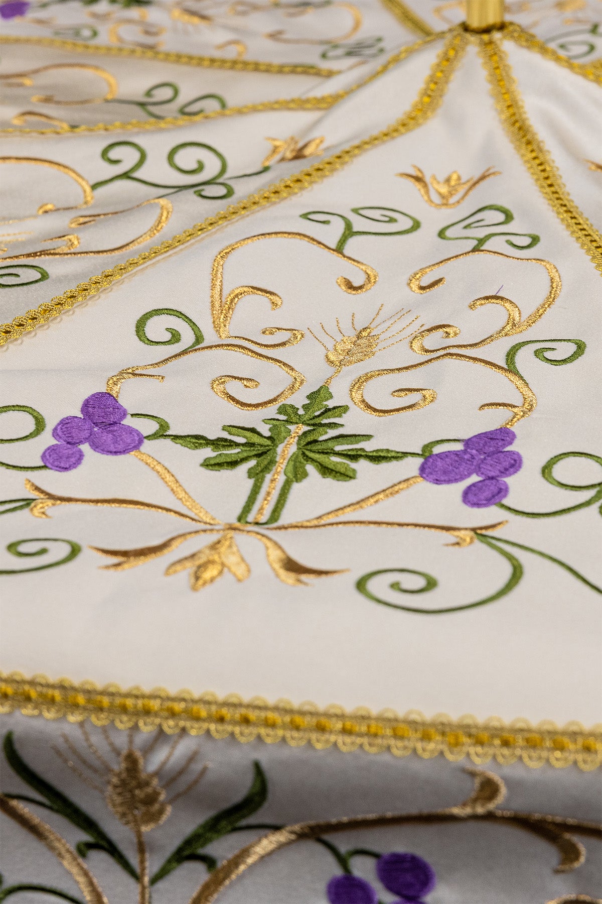 Ombrelle de procession écrue à broderie dorée et polychrome pour la Fête-Dieu