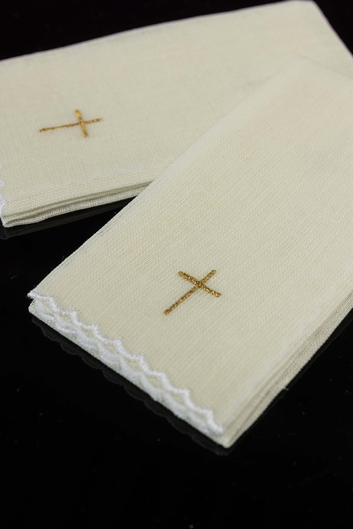 Ensemble de 5 purificatoires liturgiques en lin avec croix dorée
