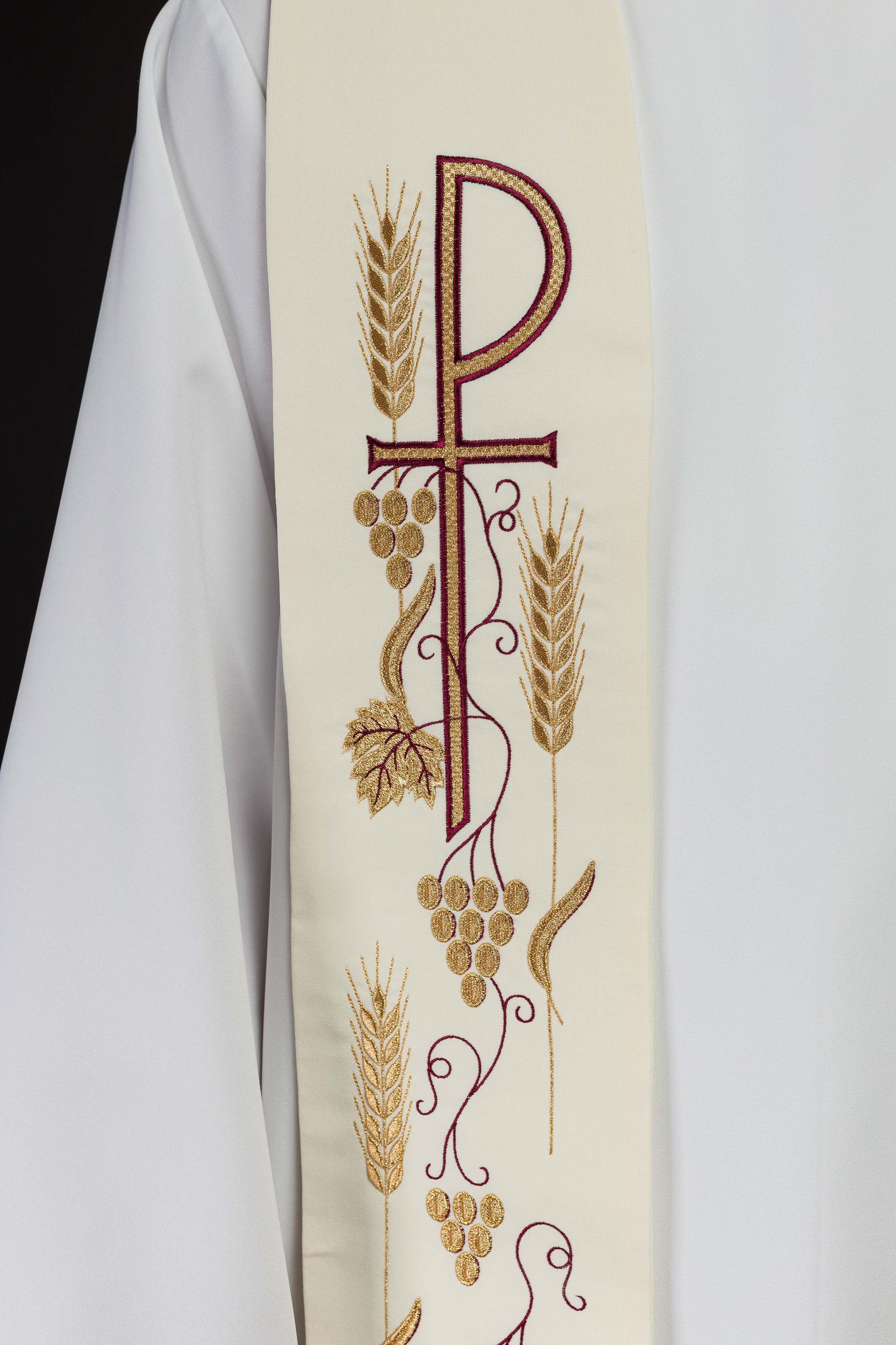 Étole sacerdotale brodée d'une croix et de raisins écru