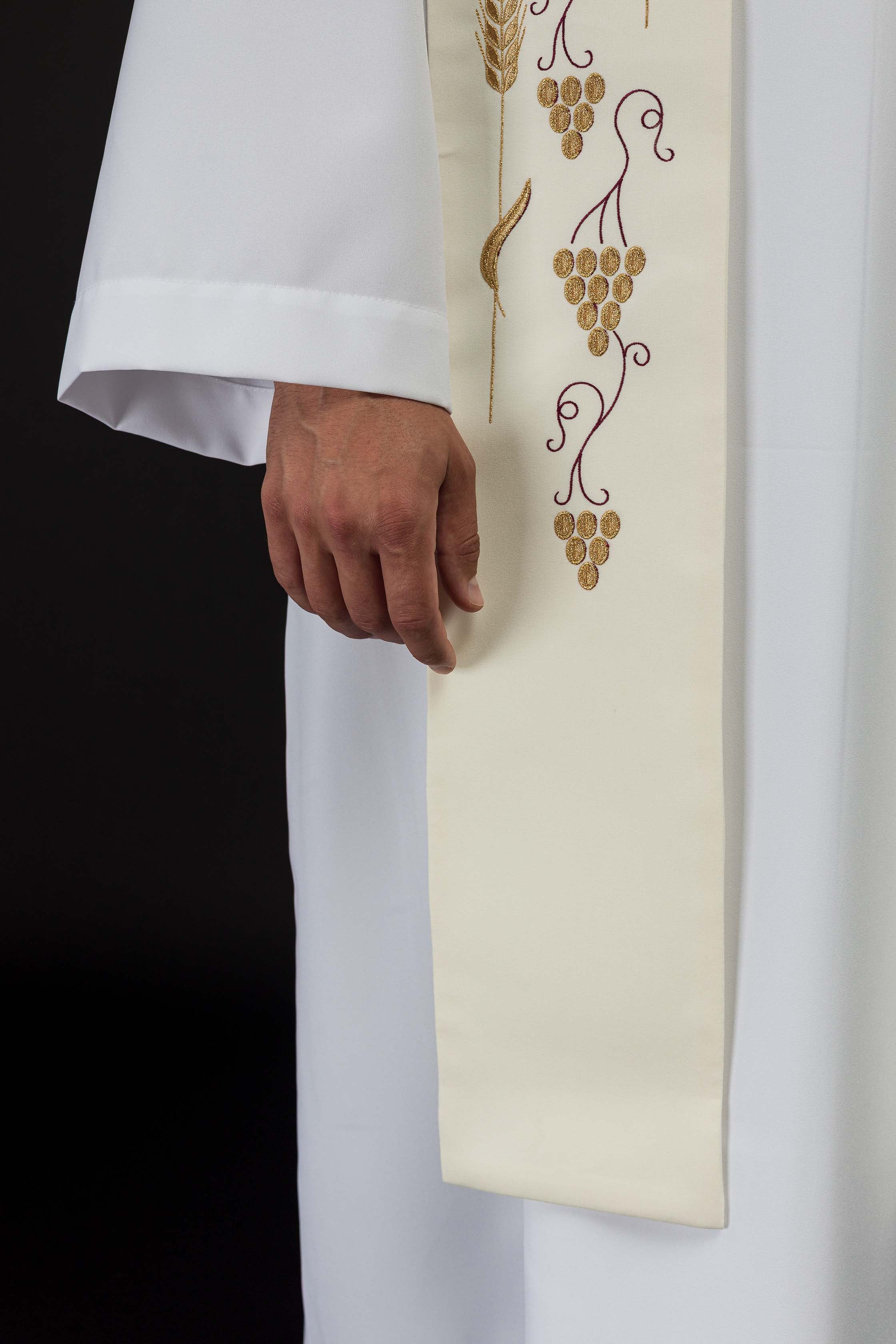 Étole sacerdotale brodée d'une croix et de raisins écru