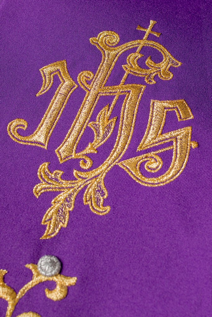 Étole violette brodée IHS sur la croix