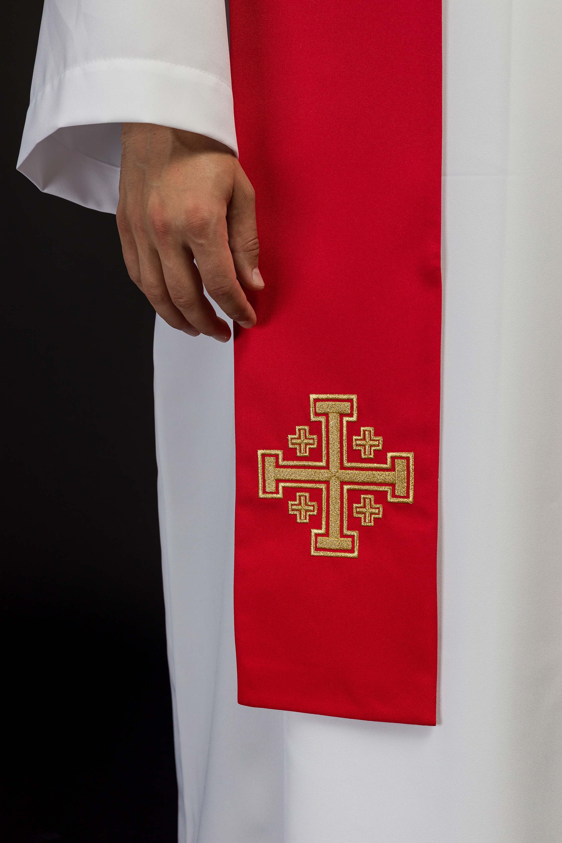 Étole sacerdotale rouge brodée de la croix de Jérusalem