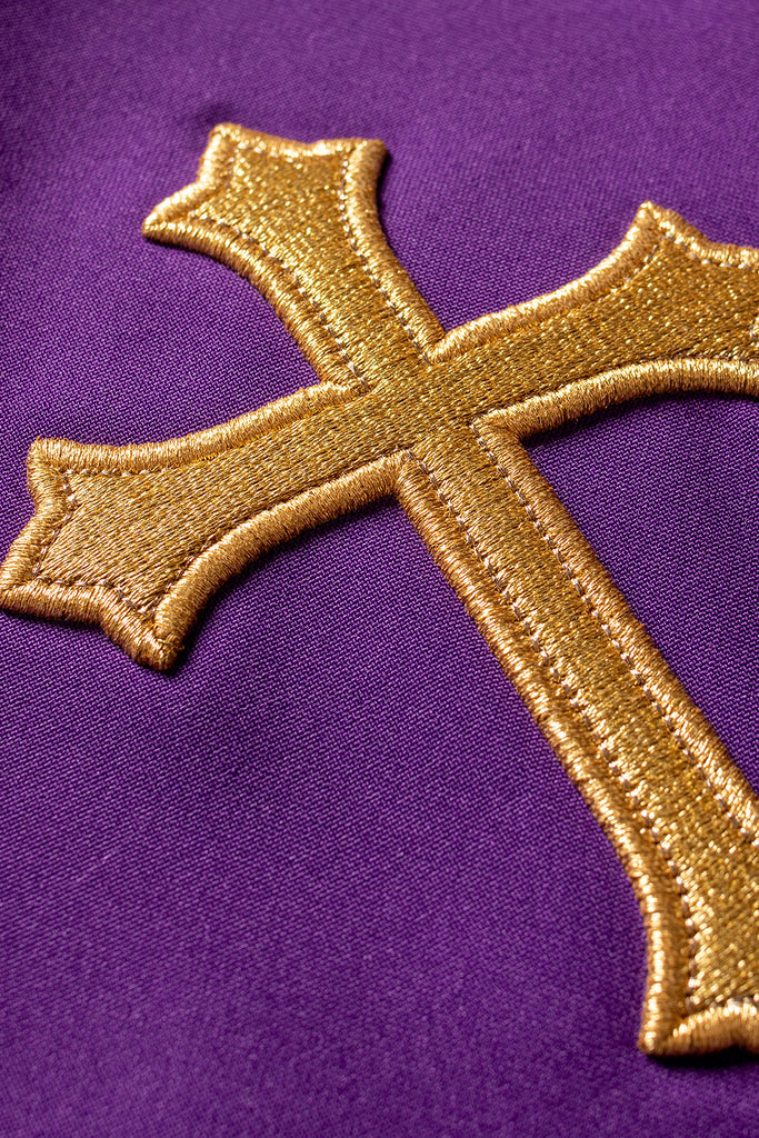 Étole de prêtre violette brodée d'une croix
