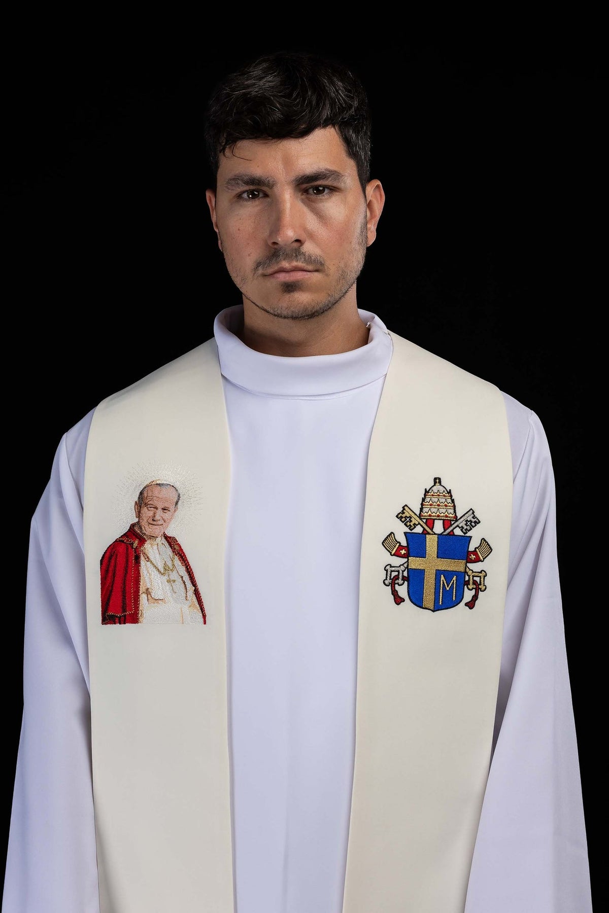 Étole écrue avec un orfroi brodé à l’effigie de Jean-Paul II