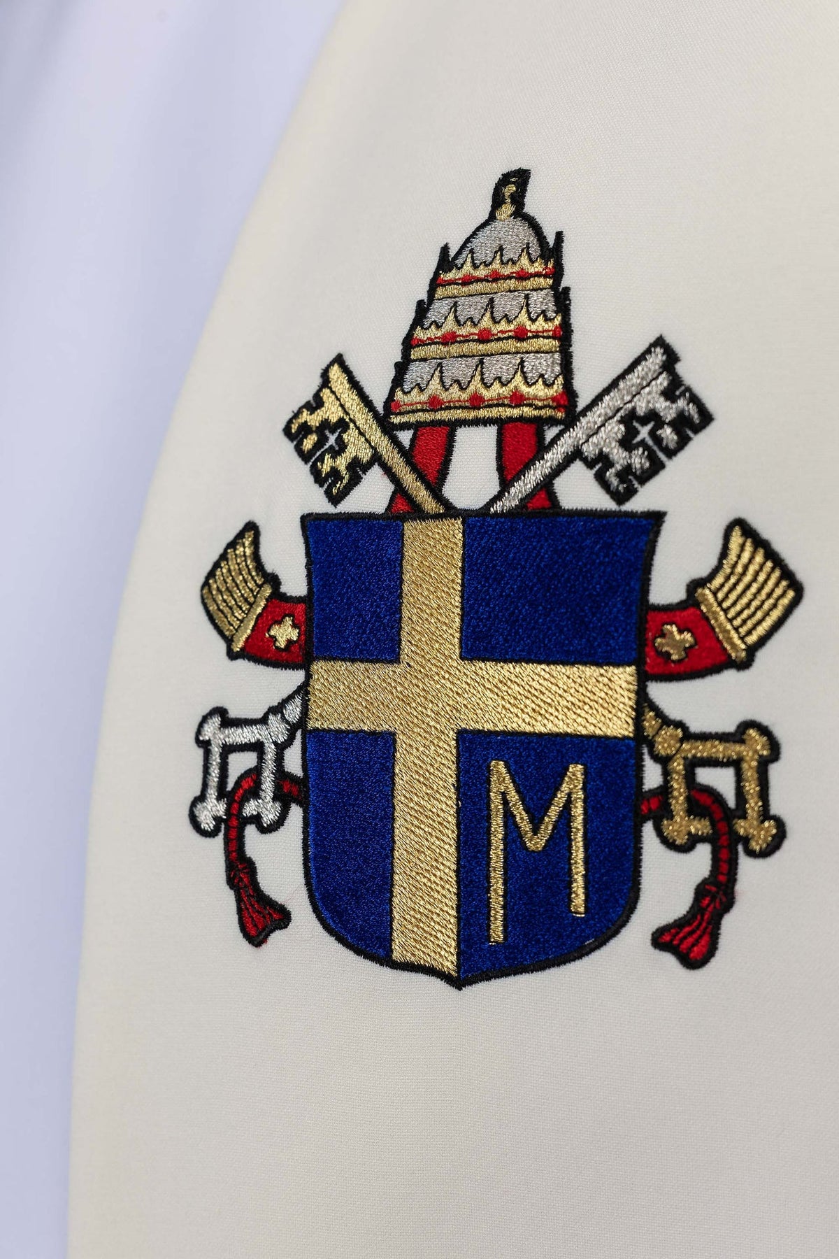 Étole écrue avec un orfroi brodé à l’effigie de Jean-Paul II