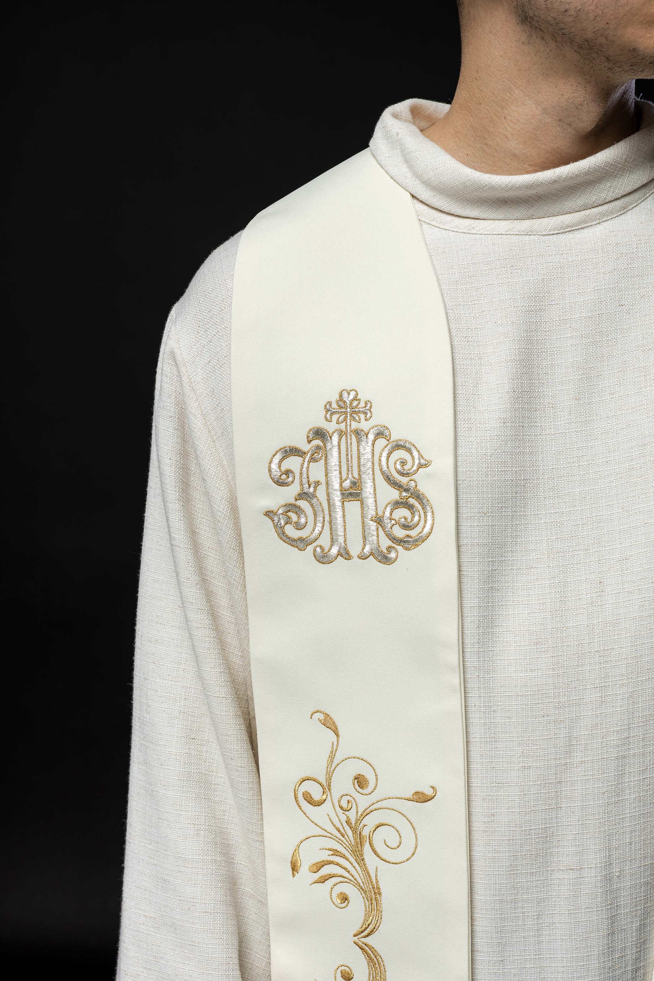Étole brodée et décorée d'IHS écru
