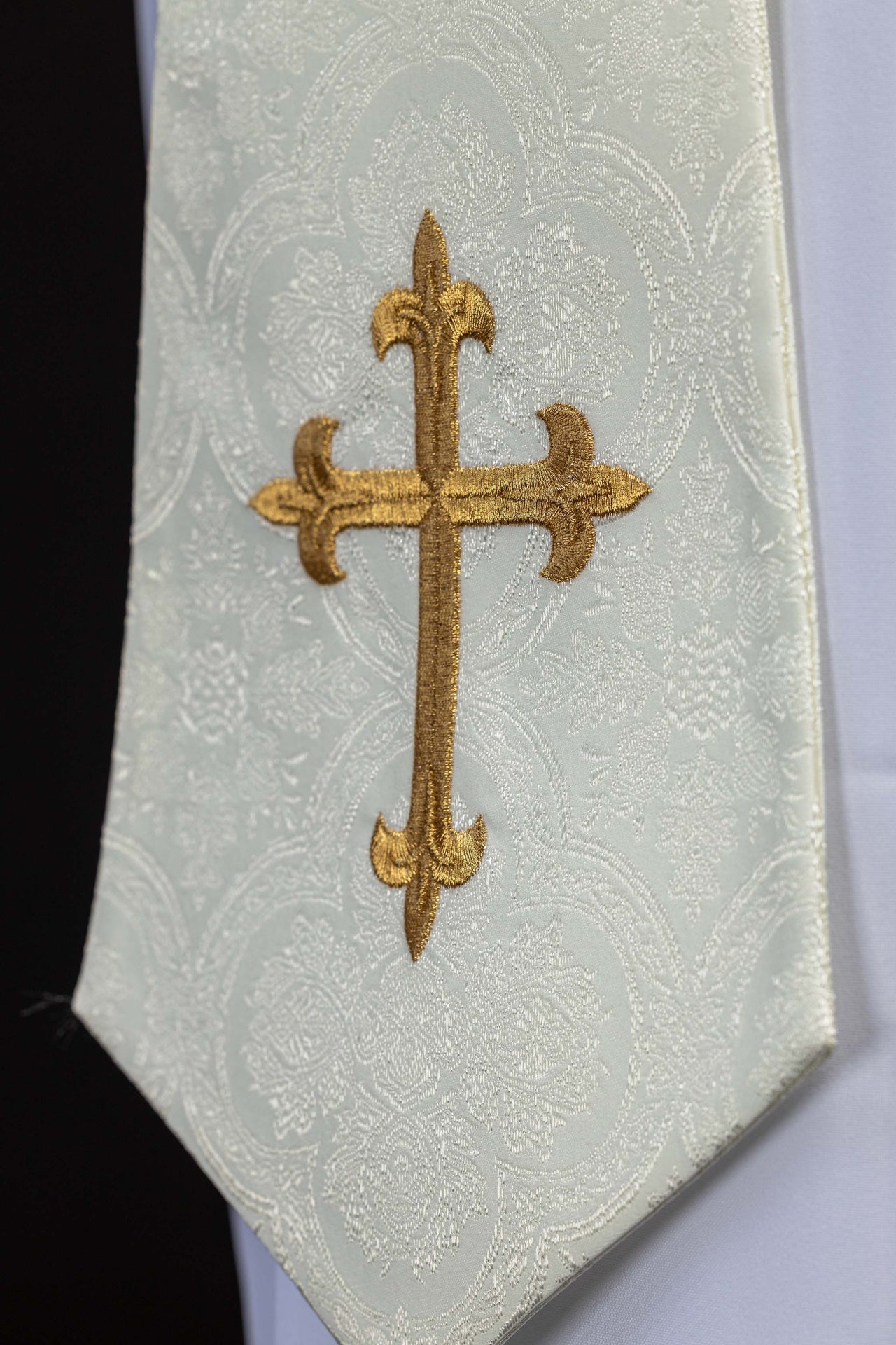Étole brodée avec motif de croix écrue en tissu jacquard