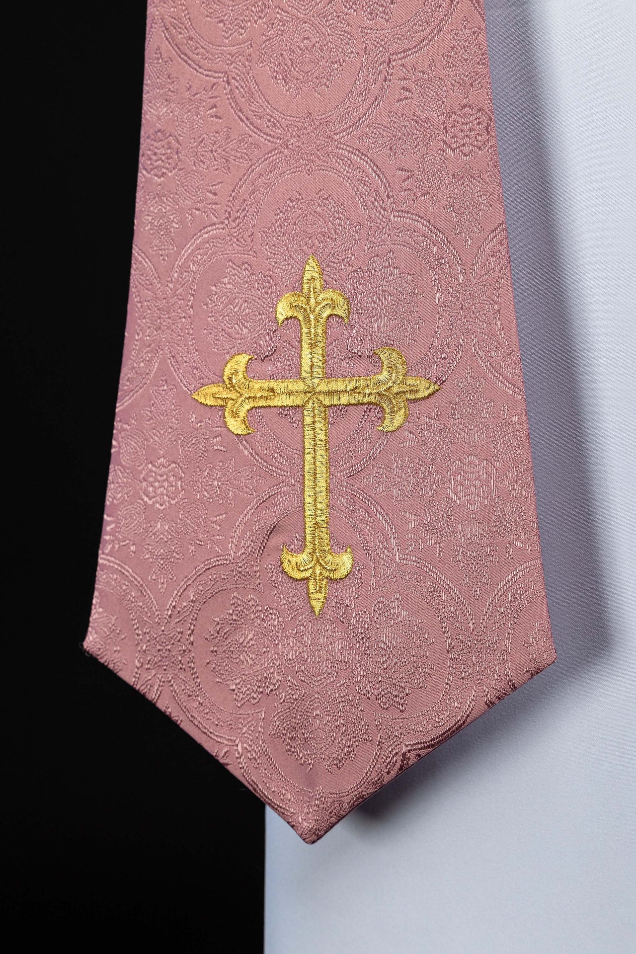 Étole brodée avec motif de la Croix tissu jacquard rose