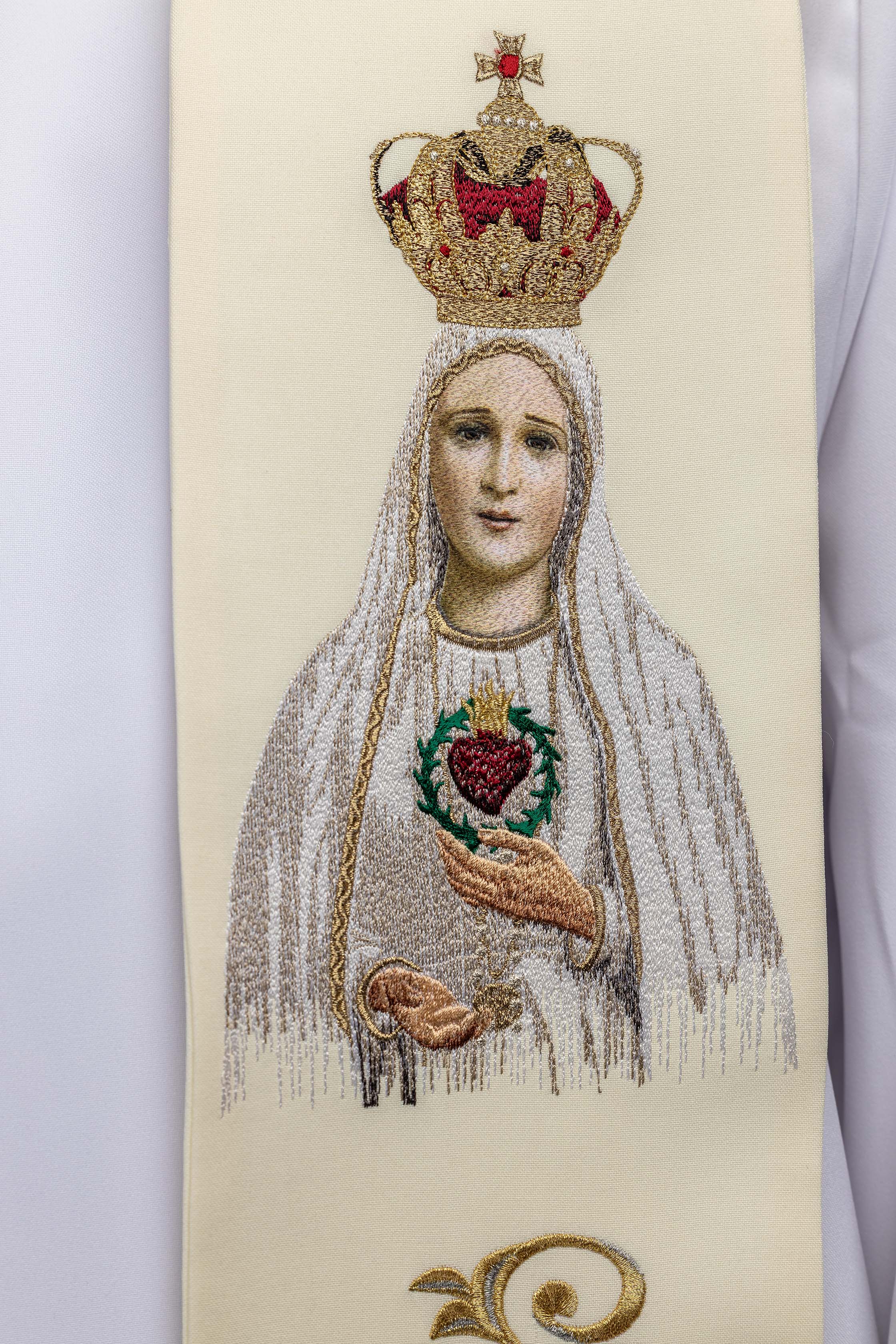 Étole brodée avec l’image de Notre-Dame de Fatima
