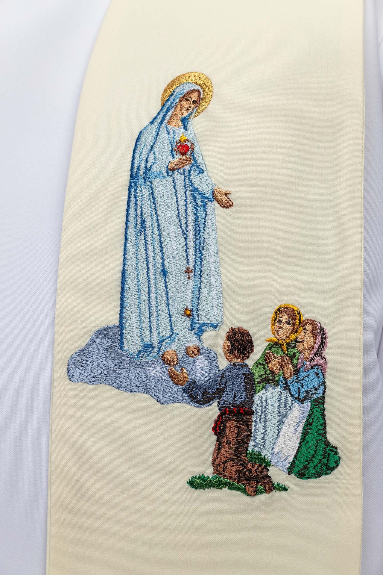 Étole brodée avec représentation de Notre-Dame de Fatima