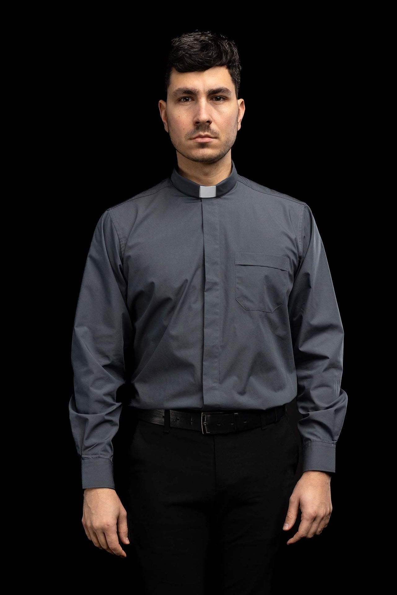Chemise clergyman gris foncé à manches longues avec col romain