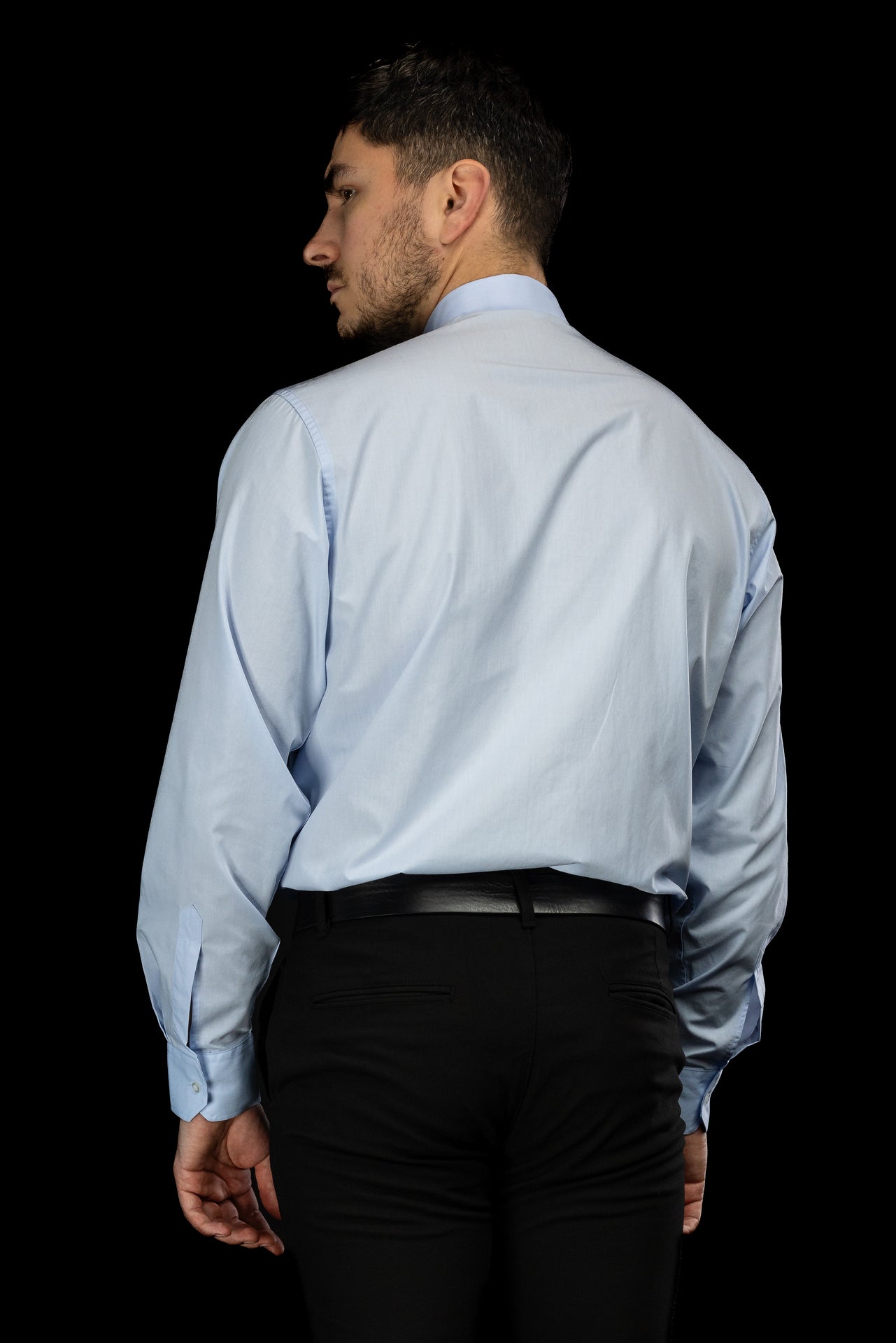 Chemise clergyman bleue à manches longues avec col romain