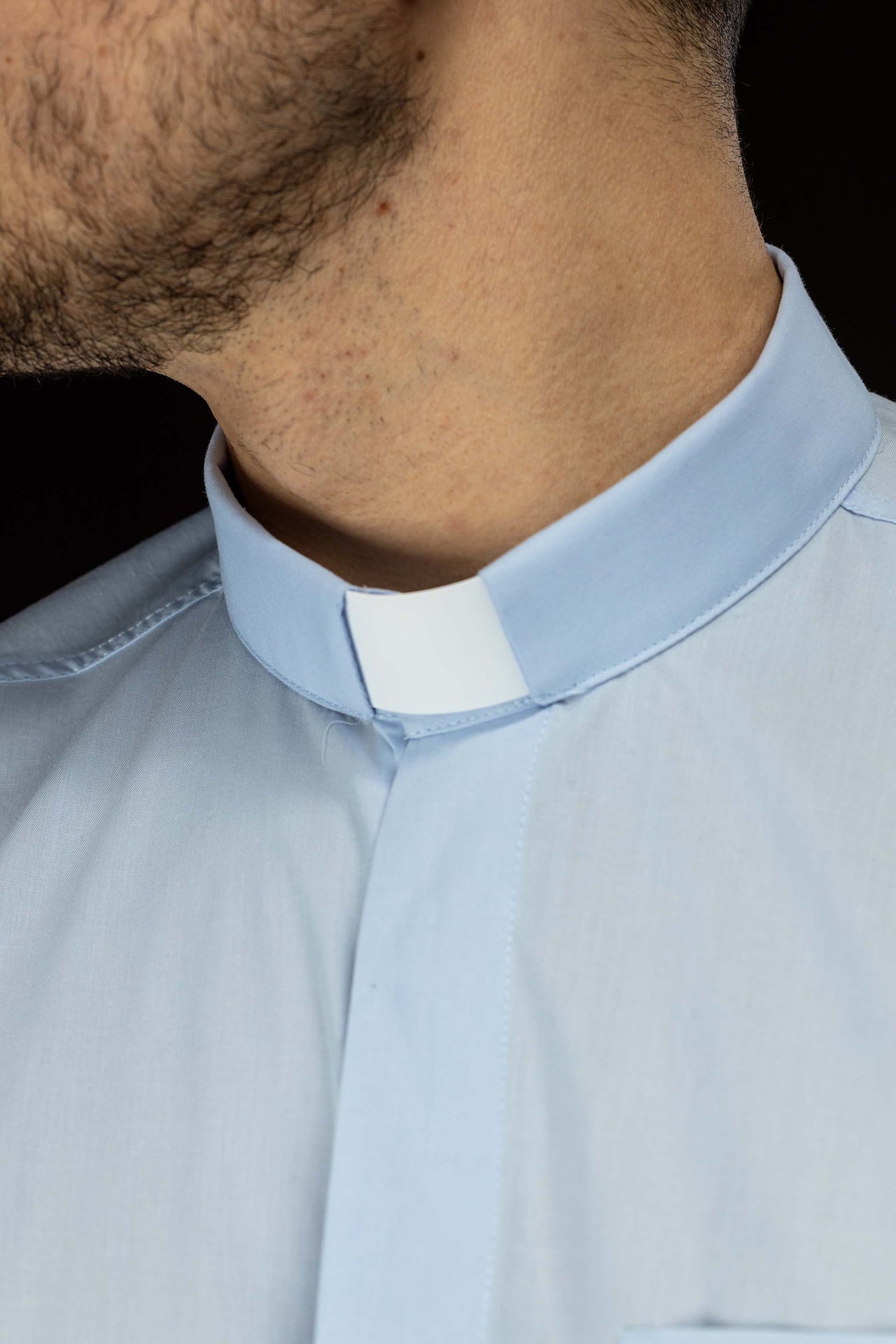 Chemise clergyman bleue à manches longues avec col romain