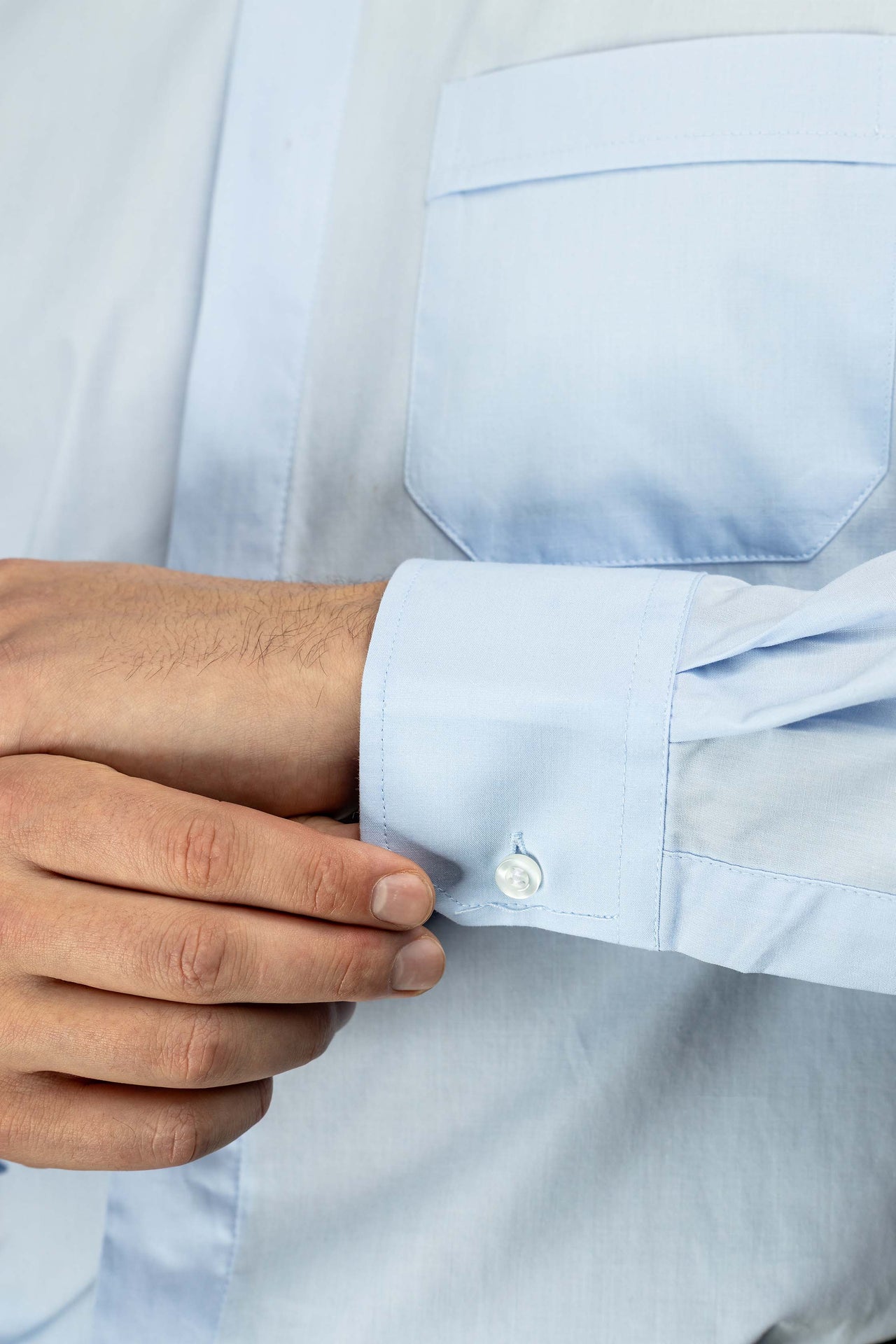 Chemise clergyman bleue à manches longues avec col romain