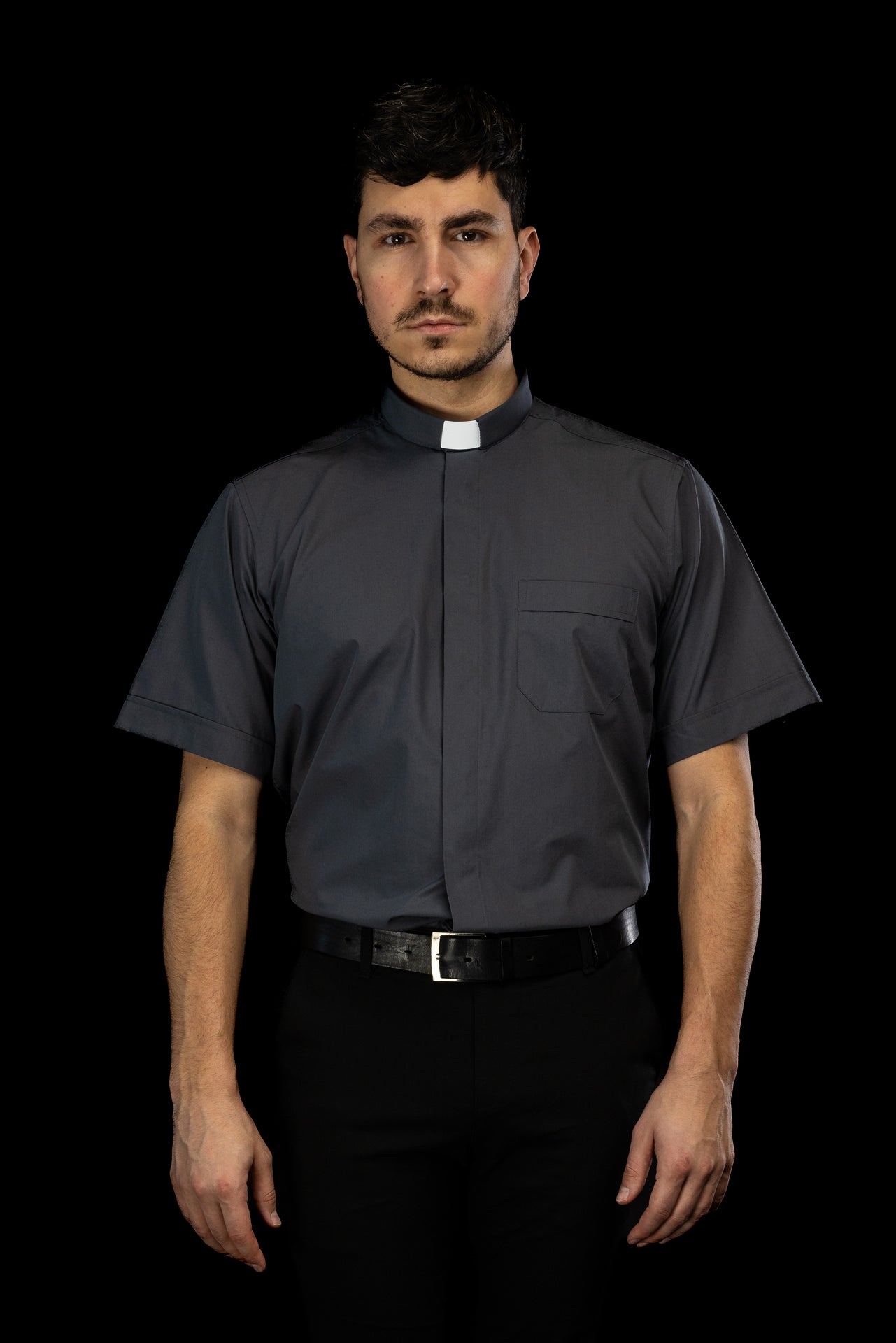 Chemise clergyman gris foncé à manches courtes avec col romain