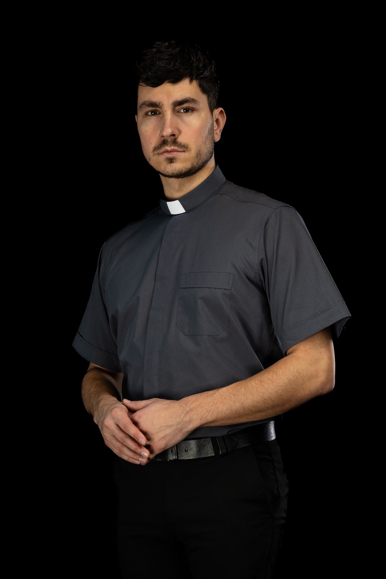 Chemise clergyman gris foncé à manches courtes avec col romain