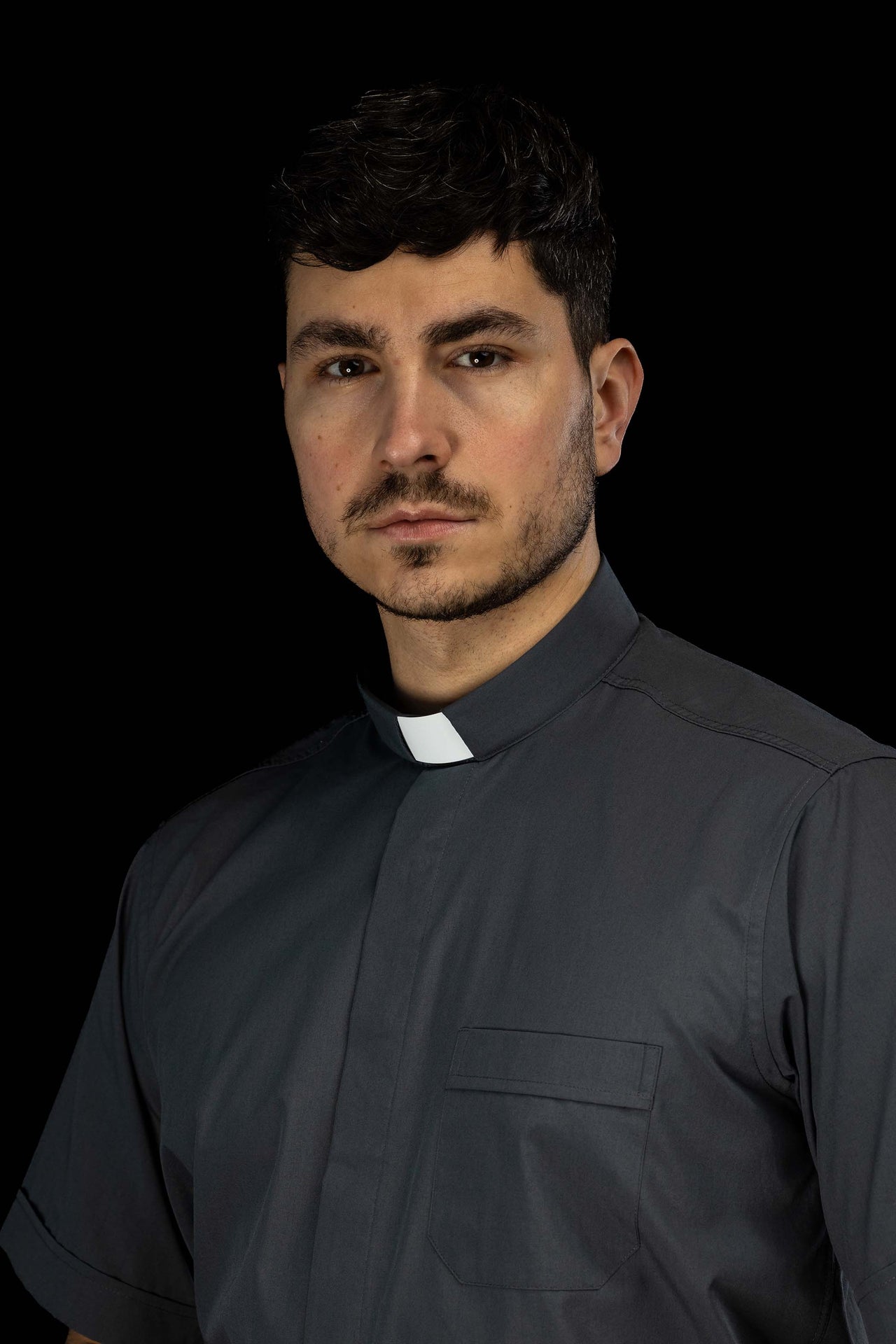 Chemise clergyman gris foncé à manches courtes avec col romain