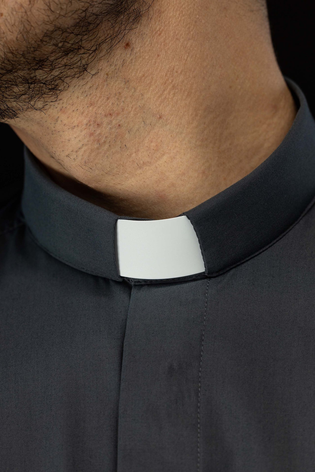 Chemise clergyman gris foncé à manches courtes avec col romain