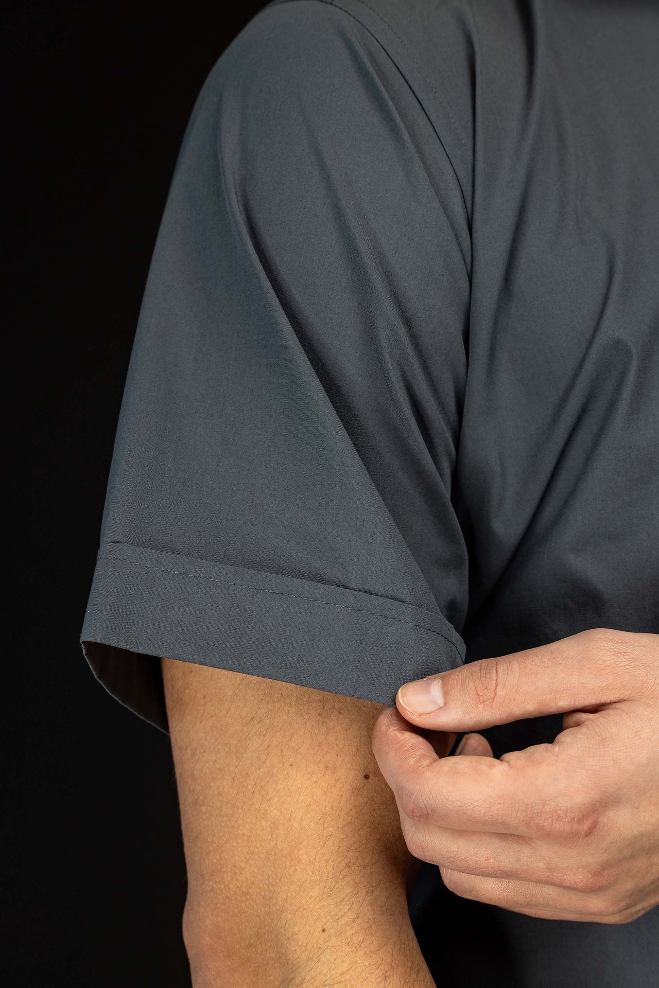 Chemise clergyman gris foncé à manches courtes avec col romain