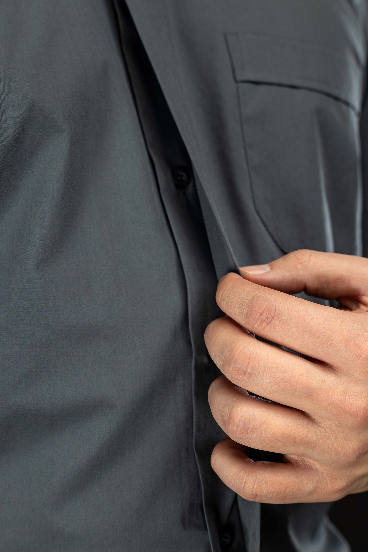 Chemise clergyman gris foncé à manches courtes avec col romain