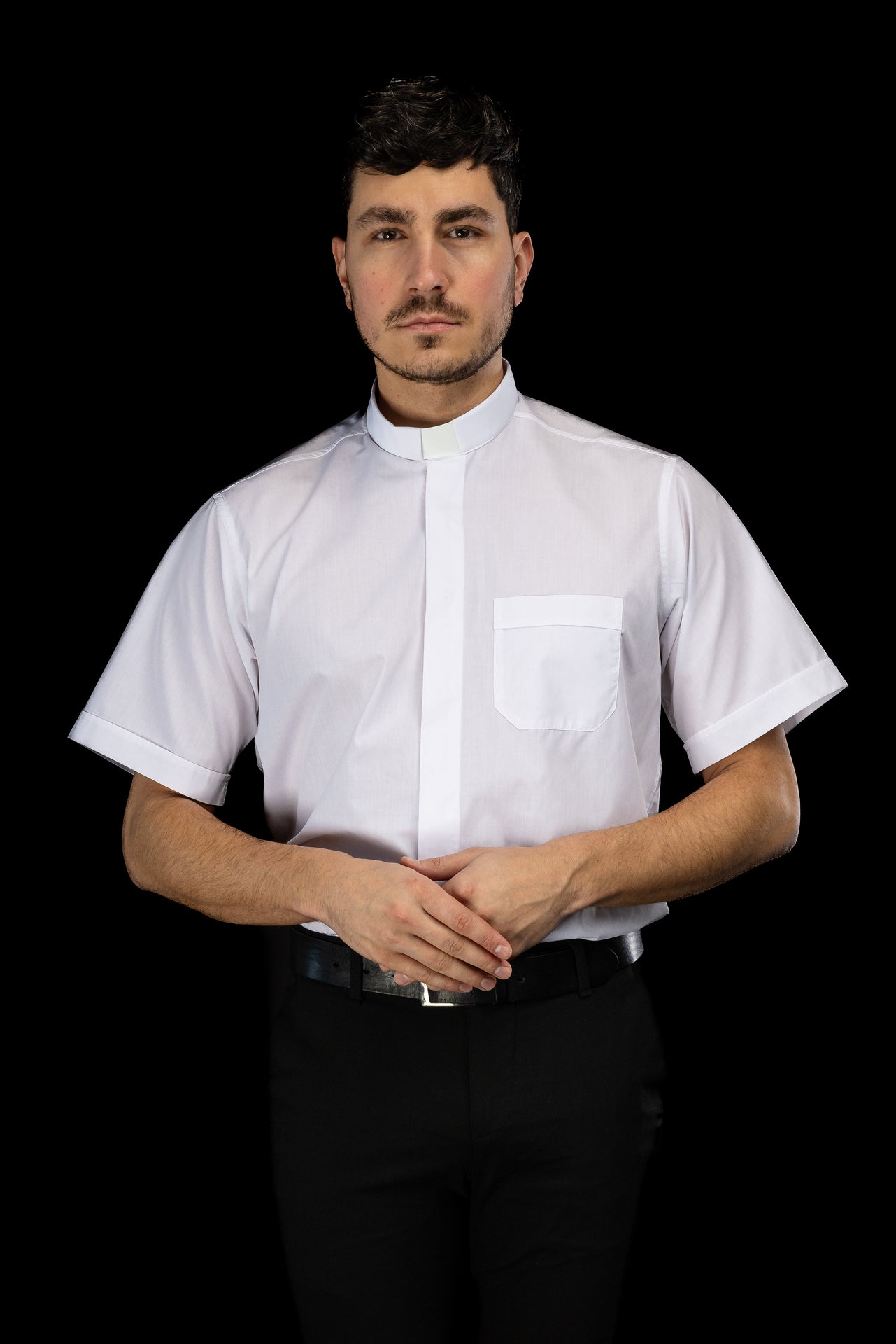 Chemise clergyman blanche à manches courtes avec col romain