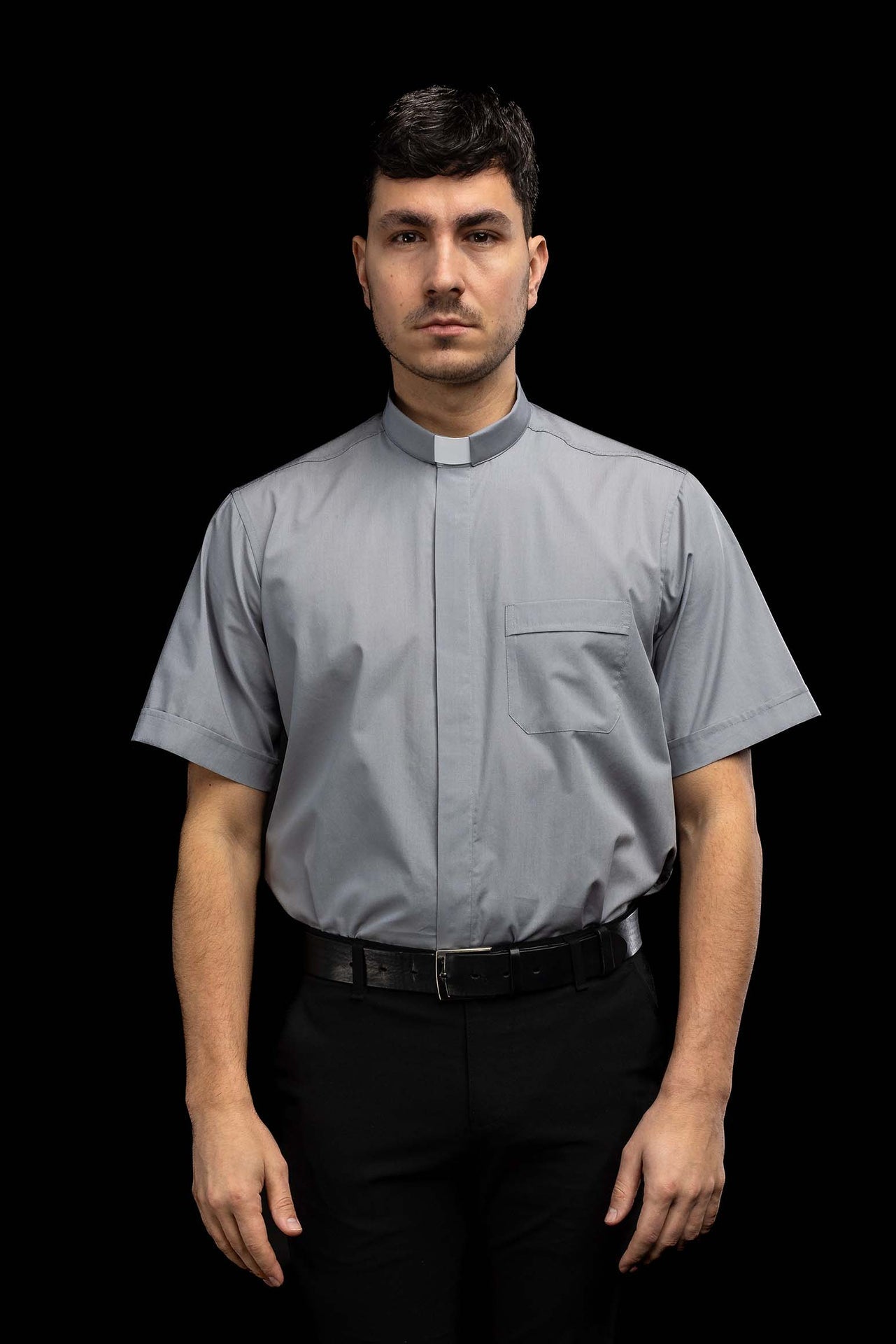 Chemise clergyman gris clair à manches courtes avec col romain